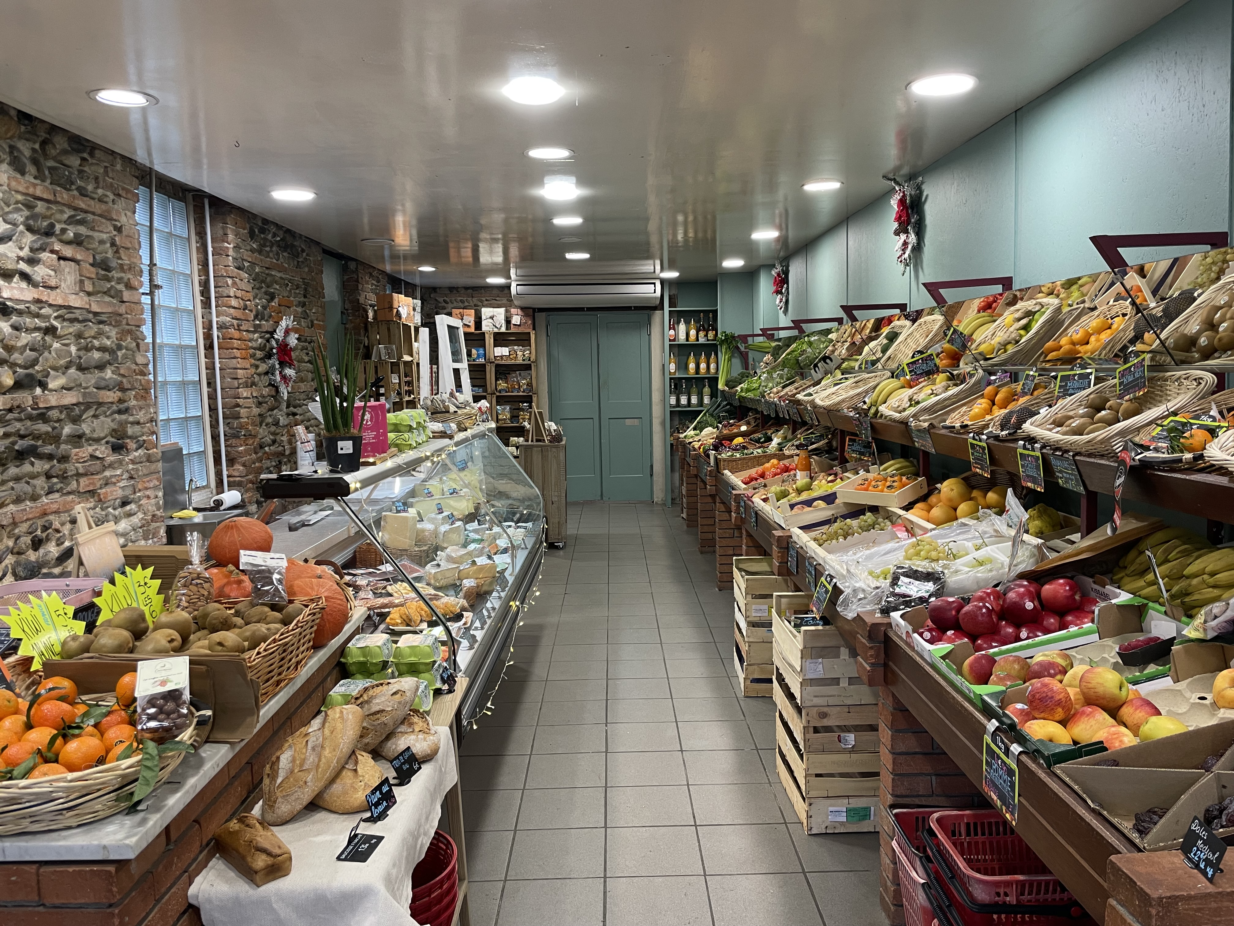 Magnifique commerce de proximité avec clientèle fidèle à fort pouvoir d achat dans un beau quartier de Toulouse (St Agne) sur axe passant Avenue Jules Julien.

Primeur - fromage - charcuterie - épicerie 

84m2 avec grande chambre froide - vitrine réfrigérée - bureau - toilettes - très bon état briques apparentes 

CA N-1 : 289 000€

Idéal couple ou exploitant seul avec ou sans mi temps 

À noter : bail tout commerce 9 ans (reste 8 ans) possible restauration