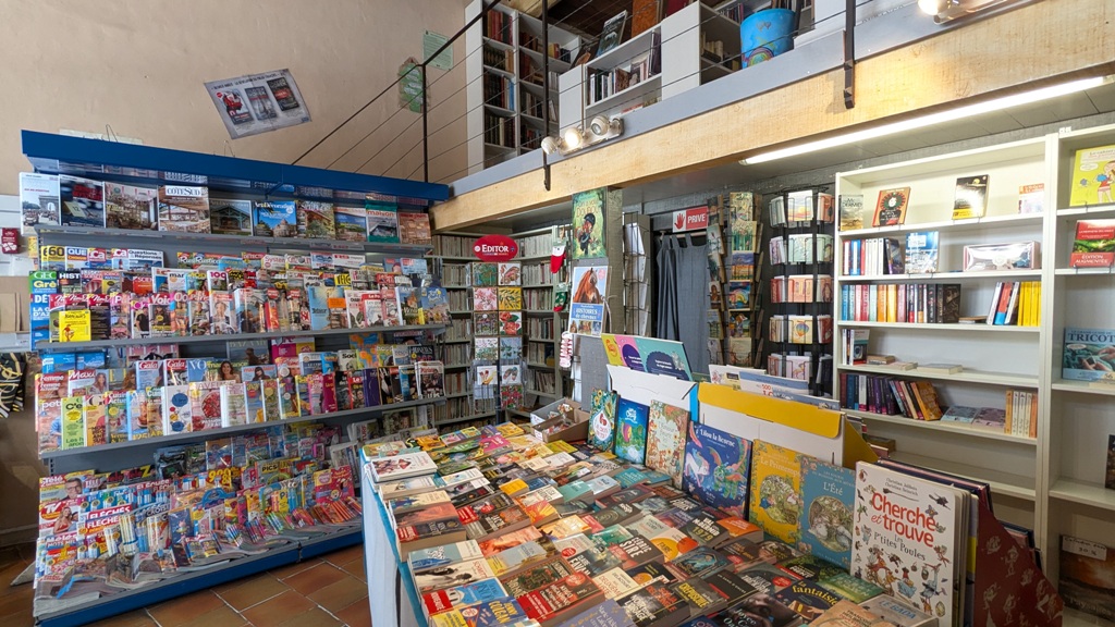 CARCES 83570- Rare: opportunité de fonds de commerce LIBRAIRIE 
Carcès est un village dynamique toute l'année, plusieurs commerces, restaurants, associations, complexes éducatifs, médicaux et sportifs, où il fait bon vivre en famille.
Très bien situé dans la rue commerçante animée de notre si beau village, dans une maison de village de caractère, rare opportunité: fonds de commerce de la librairie La Relecture. En activité depuis 2014, Dominique et Jean-Paul sont devenus des acteurs incontournables de notre commune. Accueillant et conseillant, au quotidien, une clientèle locale fidèle au sein de la librairie, touristique par leur présence sur les marchés, et connectée grâce à leurs ventes en ligne. Point Presse, livres, jouets, divertissements et produits Durance: un large éventail qui satisfait des plus petits aux plus grands. Le commerce offre une très belle visibilité, avec du stationnement aux abords immédiats et une grande vitrine pour dévoiler vos best-sellers ainsi qu'une boutique de 26m² environ en RDC + mezzanine 15m². Réserve avec évier et WC indépendant. Les bilans seront mis à votre disposition, et le stock sera à négocier. Nous répondrons avec plaisir à l'ensemble de vos questions