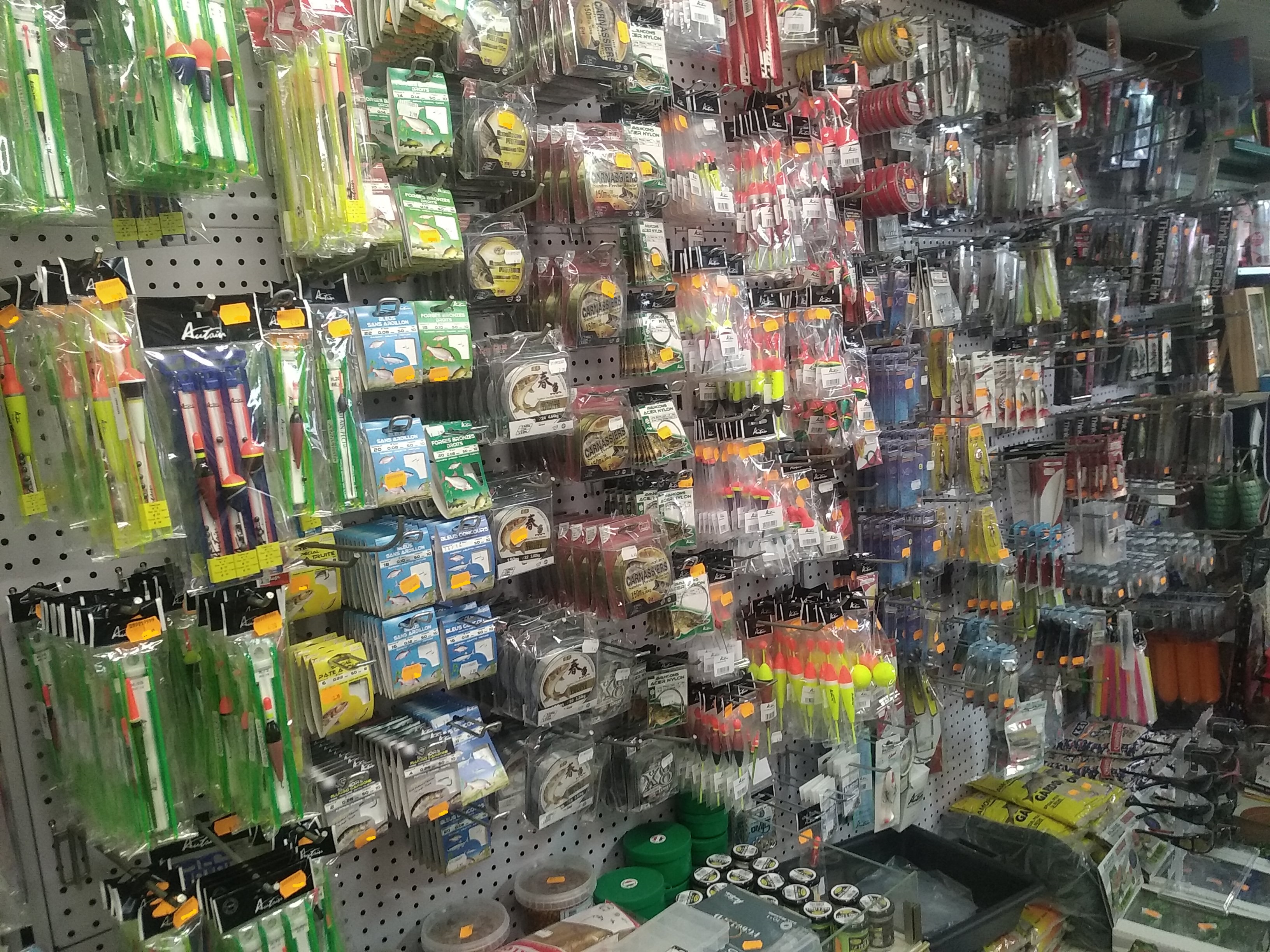 A vendre fonds de Commerce Cause retraite Mars 2027

Commerce situé dans un village classé parmi  « Les Plus Beaux Villages de France »
Village médiéval au cœur de la Bourgogne, à 2H de Paris offrant un patrimoine  architectural remarquable, riche de par ses commerces, ses artisans, ses artisans d'art, sa vie associative, ses services et infrastructures, ses marchés, ses festivals musicaux ...
Commune classée ZRR

Activité diversifiée garantissant une rentabilité pérenne  : Quincaillerie, Droguerie,  Souvenirs, Cadeaux, Gaz, Jeux, Jouets, Jardinerie, Pêche, Papeterie, Bijoux, Librairie

Surface de vente 120m2. Réserve 200m2
Loyer faible : 710€ mensuel
Stationnement facile et gratuit
Fermé Dimanche Lundi jours fériés et 3 semaines de congés par an
Aucun personnel à reprendre
Accompagnement possible à la reprise

Projet de reprise idéal pour un couple.
Prix du fonds 260 000€ hors stock