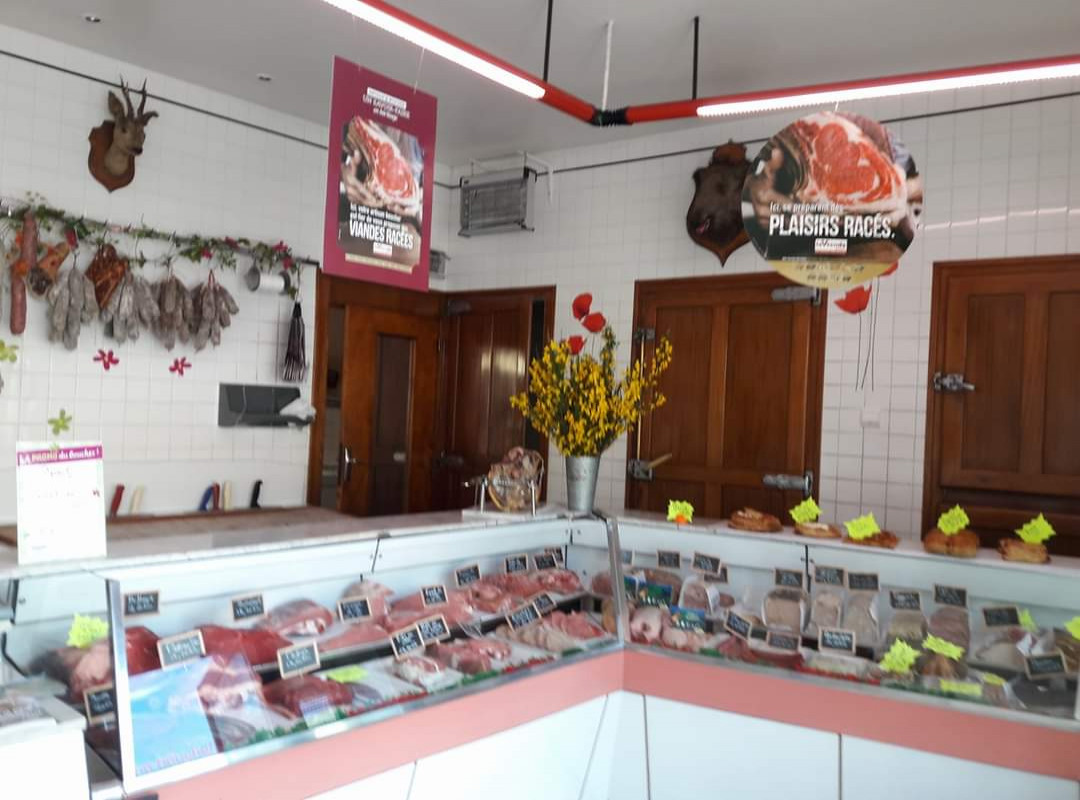 Vente fond de commerce boucherie charcuterie, à Pontaumur (63 380), dans un village de 700 habitants situé sur un axe routier très passager. Tous les commerces de proximité sont présents.
Deux médecins, un dentiste, un kiné, un cabinet infirmier, un podologue apportent une très bonne qualité de soins. 
Une école maternelle et primaire, une garderie, un collège et un lycée agricole sont aussi présents sur la commune.
De nombreuses associations très actives au sein de la commune.
Le prix du fond de commerce sera très peu élevé pour permettre au futur acquéreur de réaliser des travaux de mises aux normes nécessaires.

Pour tous renseignements, merci de nous contacter dans un premier temps par mail.