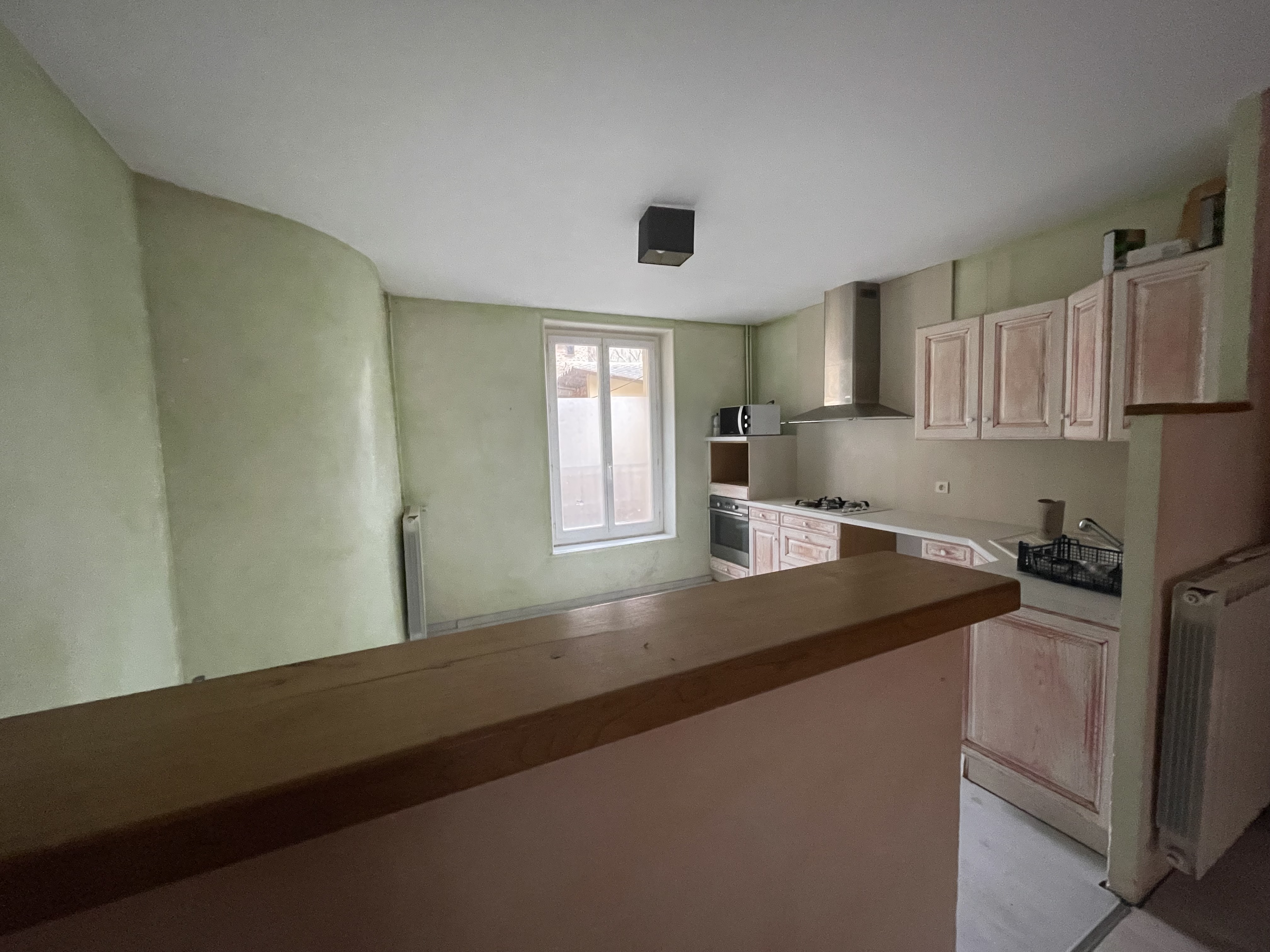 Dans un village classé LES PLUS BEAUX VILLAGES, boutique 55 m2 avec arrière cuisine et petite cours. La vitrine est grande et donne dans la rue principale.A l.étage appartement T4 _ 128 m2 comprenant une buanderie avec wc, cuisine aménagée et pièce à vivre, à l.étage 3 chambres avec salle de bain et wc et une mezzanine avec un coin chambre.