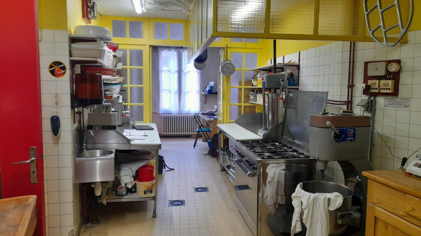 A vendre fonds de commerce de charcuterie-traiteur traditionnel

Situé au cœur d’une commune de 4500 habitants, dans un environnement récemment aménagé, sur l’axe principal entre Châteauroux et Tours

Places de parking devant la boutique

Bâtiment communal, loyer modéré de 480 € /mois

Rénovation de la boutique prévue en 2024

Matériel en bon état, 2 chambres froides

Potentiel de développement sur l’activité traiteur

Portage de repas à domicile 3 fois par semaine

Effectif : 1,5 ETP

Chiffre d’affaires  215 000 k€