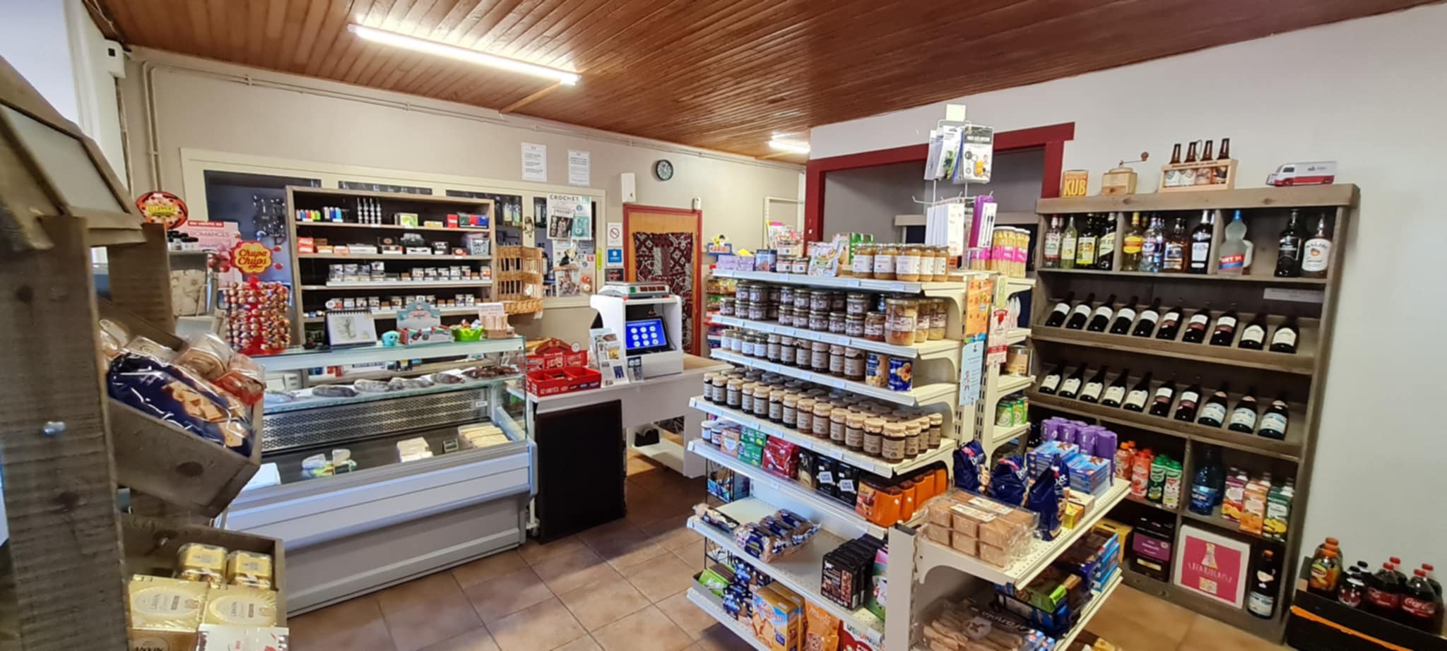 Fond de commerce épicerie, Bar, Tabac, Presse, dépôt de pain, gaz, situé sur la place du village de Chalinargues dans le Cantal proche de Neussargues, Allanche, Murat, station du Lioran ...
La partie épicerie propose le dépôt de pain , la presse locale et nationale, des articles cadeaux, des produits régionaux, l'alimentation générale, fruits et légumes, produits frais et surgelés, bouteilles de gaz, la vente de tabac et articles fumeurs.
Le Bar licence IV avec une salle spacieuse, des tables, chaises et mobilier de terrasse.
Le commerce offre aussi un service de retrait d'argent crédit agricole.
Le fond est cédé avec l'ensemble du matériel : congélateurs, chambre froide, vitrine réfrigérée, lave vaisselle, machine à glaçons, rayonnages, frigos, lave verre...
Les murs appartiennent à la commune.
L'épicerie fait environ 60 m2, le Bar 100 m2, une cave de plein pied 15 m2, une réserve avec la chaudière et enfin une cuisine privative en accès direct sur l'épicerie.