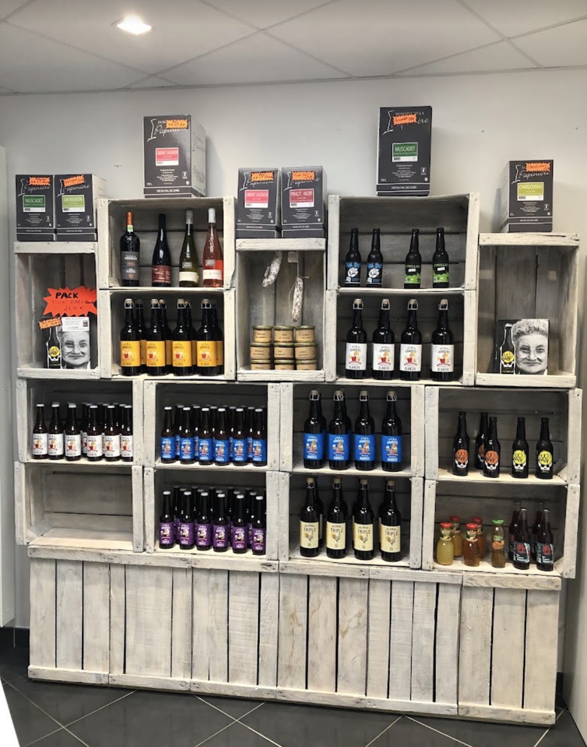 Vend fond de commerce moderne construit en 2016. 
Bar, tabac, FDJ, PMU, cave à bières, et de nombreux autres services (retrait nickel et crédit mutuel, timbres, journaux, gaz). 

Dépôt de pain le lundi matin, car commune sans boulangerie. 

Seul point de rassemblement de la commune, il y fait bon vivre à Tillières. 
Commune située au bord de la 2x2 voies Cholet Nantes, le commerce est le point d’arrêt pour de nombreux travailleurs, vacanciers, mais également pour tous les habitués de la commune souhaitant se retrouver autour d’un café, ou d’un muscadet (fierté de notre vignoble). 

Surface de vente : 100m2
Surface annexe (réserve, cuisine, sanitaires) : 100m2 
Terrasse.

Établissement norme PMR.

Commerce avec logement MAIS occupé pour l’instant. 

Jour de fermeture : mardi, samedi et dimanche après-midi. 
Congés : 4 semaines par an. 

Loyer : 980€ mensuel.