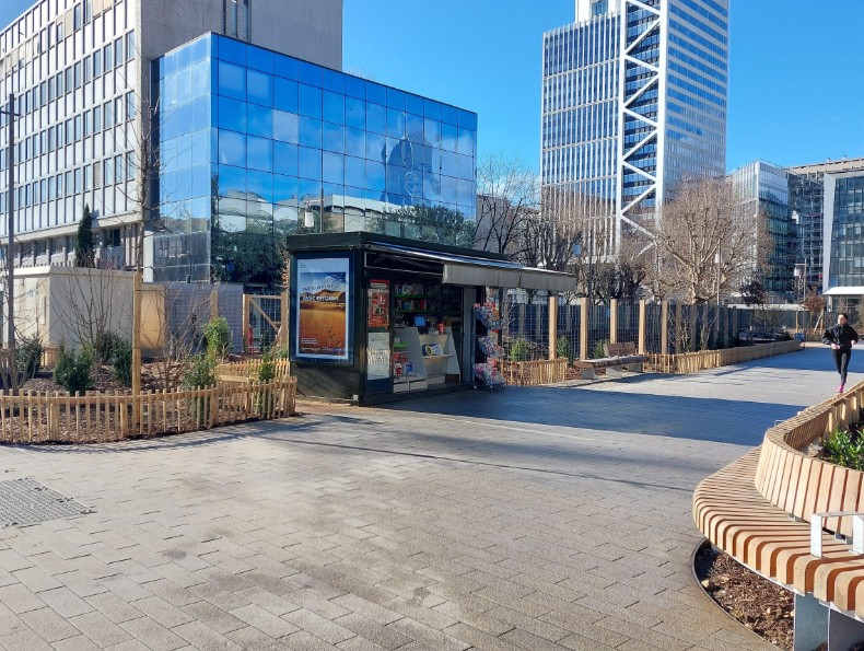 Sur un très bel emplacement face à la gare PART-DIEU, nouvellement modernisée, nous vous proposons d'être un acteur local en devenant kiosquier  « presse – loto – multiservices ».

En tant que gérant indépendant enregistré au Registre du Commerce (non salarié, SAS, SASU, SARL, EURL, EI, micro-entreprise…), vous animerez le kiosque situé Rue Docteur Bouchut à LYON.

Idéal pour un complément de revenu, les retraités sont les bienvenus.

Vous disposerez de ce kiosque sans droit d’entrée, sans investissement dans un pas de porte ou fonds de commerce avec de faibles charges :

Loyer 250€ HT mensuel, dépôt de garantie 900€
Electricité
Assurance
Routeur ou box 4G
Caisse informatisée spécifique à la presse(Strator, Bimedia, JDC…): entre 80 et 100€/mois
Un fond de roulement/trésorerie de 5000€ est conseillé pour votre fonctionnement
Contrat de 2 ans renouvelable jusqu'en 2030

Un agrément de diffuseur de presse en effectuant une formation obligatoire vous sera délivré. Le dépôt de presse OYE DISTRIBUTION à CHAPONOST vous indiquera les conditions et le métier, et il vous livrera quotidiennement les journaux.

Un autre dossier sera à présenter pour les jeux (PMU/ “la Française des Jeux/FDJ”). Prévoyez 2 mois minimum avant une ouverture(avec les jeux).

Les activités exercées sont principalement, la presse :

Presse nationale(23%) et régionale(14%)
Les jeux de la Française des jeux (FDJ): jeux de grattage, tirage (5%)
Les souvenirs, les cartes postales, librairie, petits relais colis, bimbeloterie…
Les boissons, les glaces emballées, les confiseries…

Vos revenus proviendront des commissions

Les horaires sont en général de 7h/7h30 –18h/19h 
(Dimanche si vous le souhaitez)

Je reste à votre écoute pour vous apporter plus de détails.