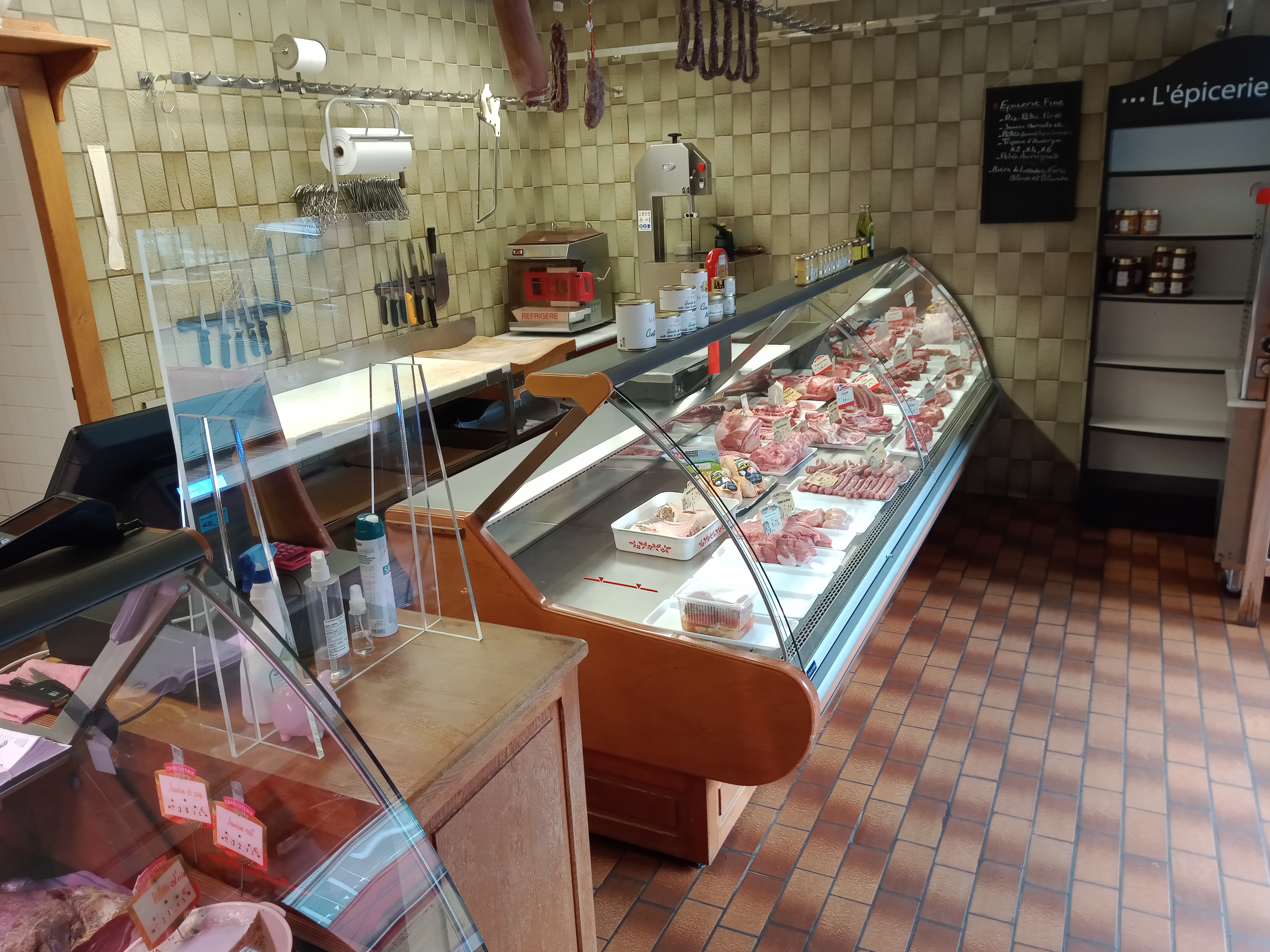Situé au coeur du centre historique de Murat vend fond de commerce boucherie charcuterie traiteur.
Magasin sur deux niveaux.
 Premier niveau surface de vente (40m²)avec deux vitrines, chambre froide (10m²) et plonge.
Deuxième niveau en sous-sol, laboratoire (35m²), economa, bac à plonge, wc.
Le prix comprend tout le matériel.