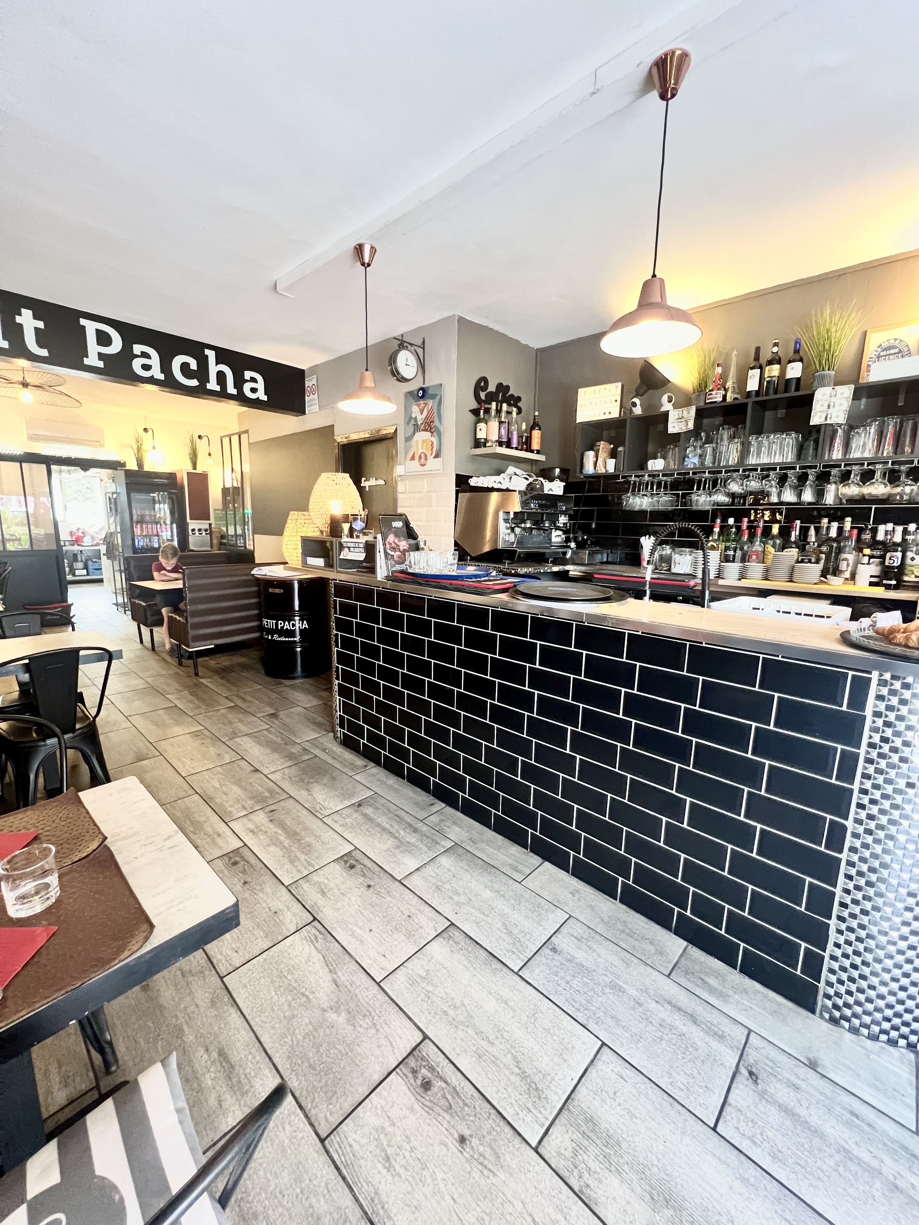 📍 Cagnes-sur-Mer – Proche Hippodrome  Belle affaire à saisir dans un emplacement stratégique, à deux pas de l’hippodrome, dans un secteur dynamique et recherché.  Ce restaurant traditionnel / brasserie de 77 m² avec terrasse privative est prêt à exploiter, sans travaux à prévoir.  🔹 Exploitation actuelle : • Service le midi uniquement en hiver • Midi et soir en haute saison ➡️ Possibilité de développer davantage selon le projet  🔸 Surface : 77 m² 🔸 Terrasse privative 🔸 Extraction et hotte neuves (sur toiture de la copropriété) 🔸 Cuisine professionnelle équipée 🔸 Climatisation réversible 🔸 Vendu sans licence (possibilité d’en acquérir une) 🔸 Clientèle fidèle – local et touristique 🔸 Idéal pour un couple de restaurateurs  💰 Prix de vente : 180 000 € 📄 Loyer mensuel : 1 311 € HT