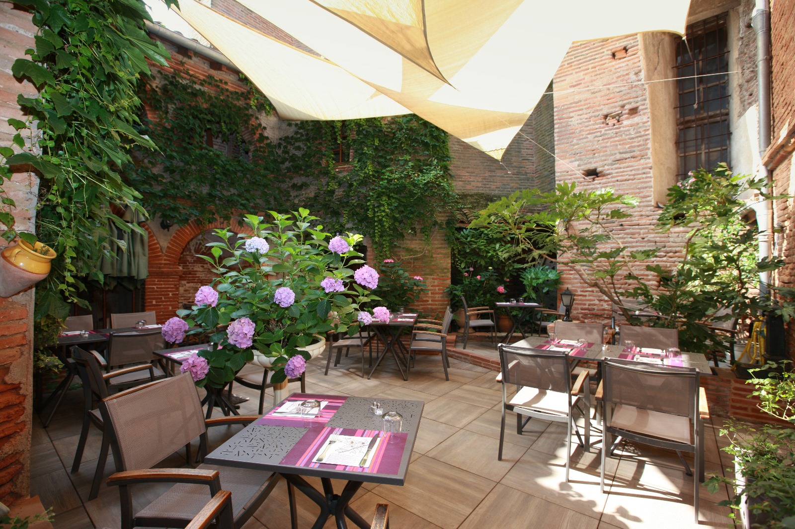 Restaurant + Immeuble 

Bâtisse historique sur 3 niveaux incluant un restaurant, un appartement T4 et un plateau à aménager.

Situation géographique :
À mi-chemin entre Toulouse et Albi, au cœur du vignoble gaillacois, cet établissement se situe dans un très beau village du XIII siècle au bord du Tarn, tout près de sa place aux couverts connue pour être la plus vaste du Sud-Ouest
Caractéristiques du bien
Au RDC :
Un restaurant d’une capacité de 40 couverts composé de 2 salles dont une avec cheminée monumentale utilisée actuellement pour les grillades, une cour intérieure ombragée accolée au pied de l’église à l’architecture typique de la région pouvant accueillir jusqu’à 30 couverts, une cuisine équipée et fonctionnelle.
Activité pérenne depuis plus de 35 ans avec une clientèle fidèle et touristique grâce à une situation géographique privilégiée et pouvant encore être développée.

Au 1er étage :
Un appartement de caractère de type T4 + mezzanine, constitué d’un salon salle à manger avec poutres apparentes et cheminée, 3 chambres entre 12 et 20m², une cuisine toute équipée et salle de bain.
Au 2éme étage 
Un plateau à aménager d’une superficie égale aux étages précédents avec des huisseries neuves.
Possibilité de faire des chambres d'hôtes.
Au 3éme étage
Un soleillou (élément typique de la région Albigeoise) avec une vue imprenable sur les toits du village