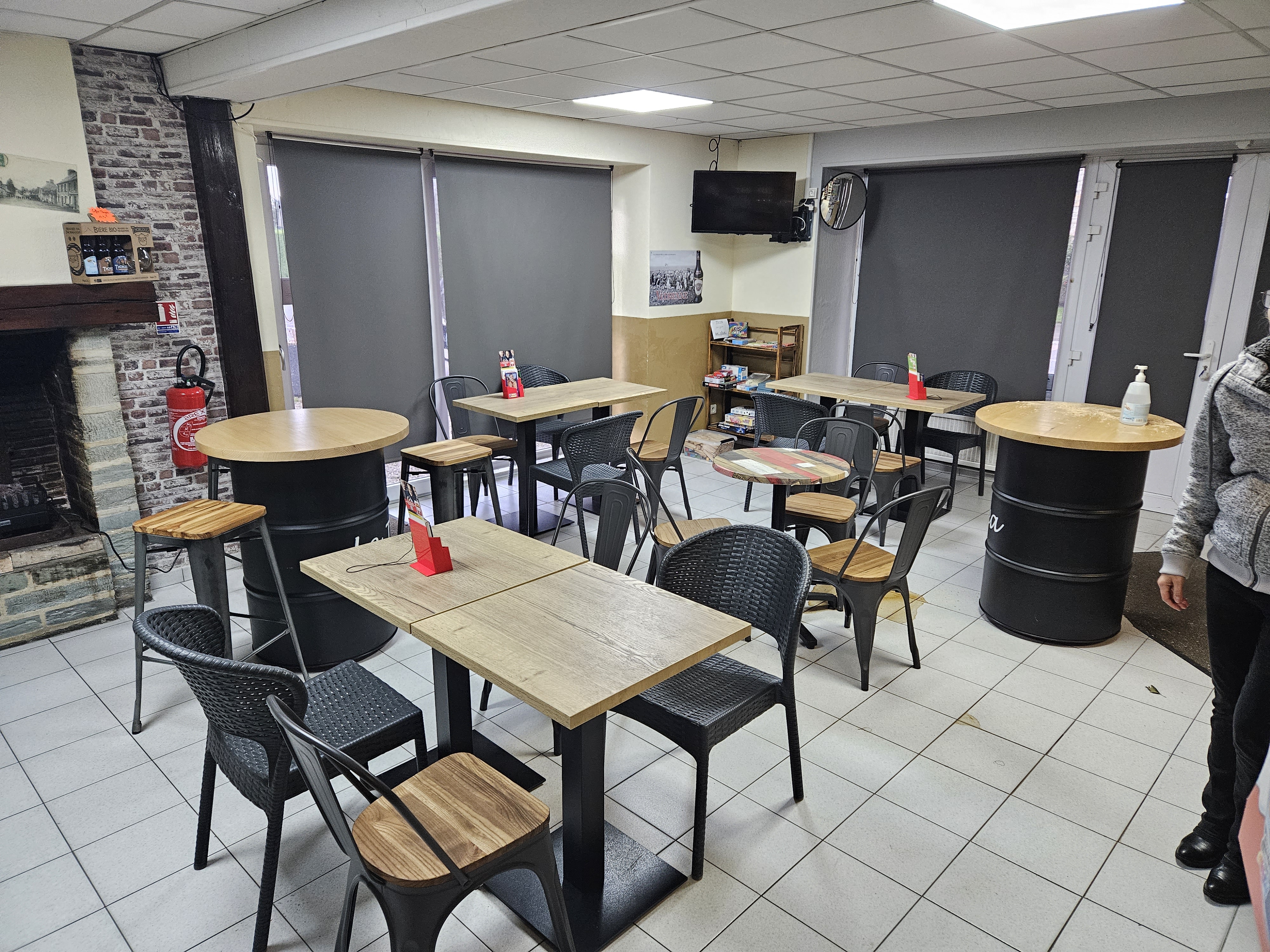 Vend fond de Commerce multiservices dans un bourg commerçant et et très fréquenté.
Situé sur un axe très passant à 10min de Cherbourg.
Activités : 
- Bar;
- Tabac;
- Presse;
- Librairie;
- FDJ et PMU;
- Nickel et Point Vert Crédit Agricole;
- Relais Pickup;
- Gaz;

Clientèle fidèle, logement au-dessus du commerce.
Idéal pour couple. Possibilités de développement
Affaire à Saisir !!!