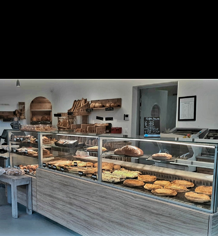 Boulangerie pâtisserie créé il y a 5 ans elle fait partie de notre groupe de magasin mais pour des raisons de changement de projet du à  la création d une petite gourmandise , nous souhaitons réorientation nos projets et nos fabrication.  Four,  vitrine , magasin avec  climatisation , zone zrr ( fiscalité allégée) , Ca variment  top , rentabilité maîtrisé,  idéal pour effectif de 4 ou 5 salariés , village dynamique et sérieux,  entreprise,  école,  commerce , sport  et culture