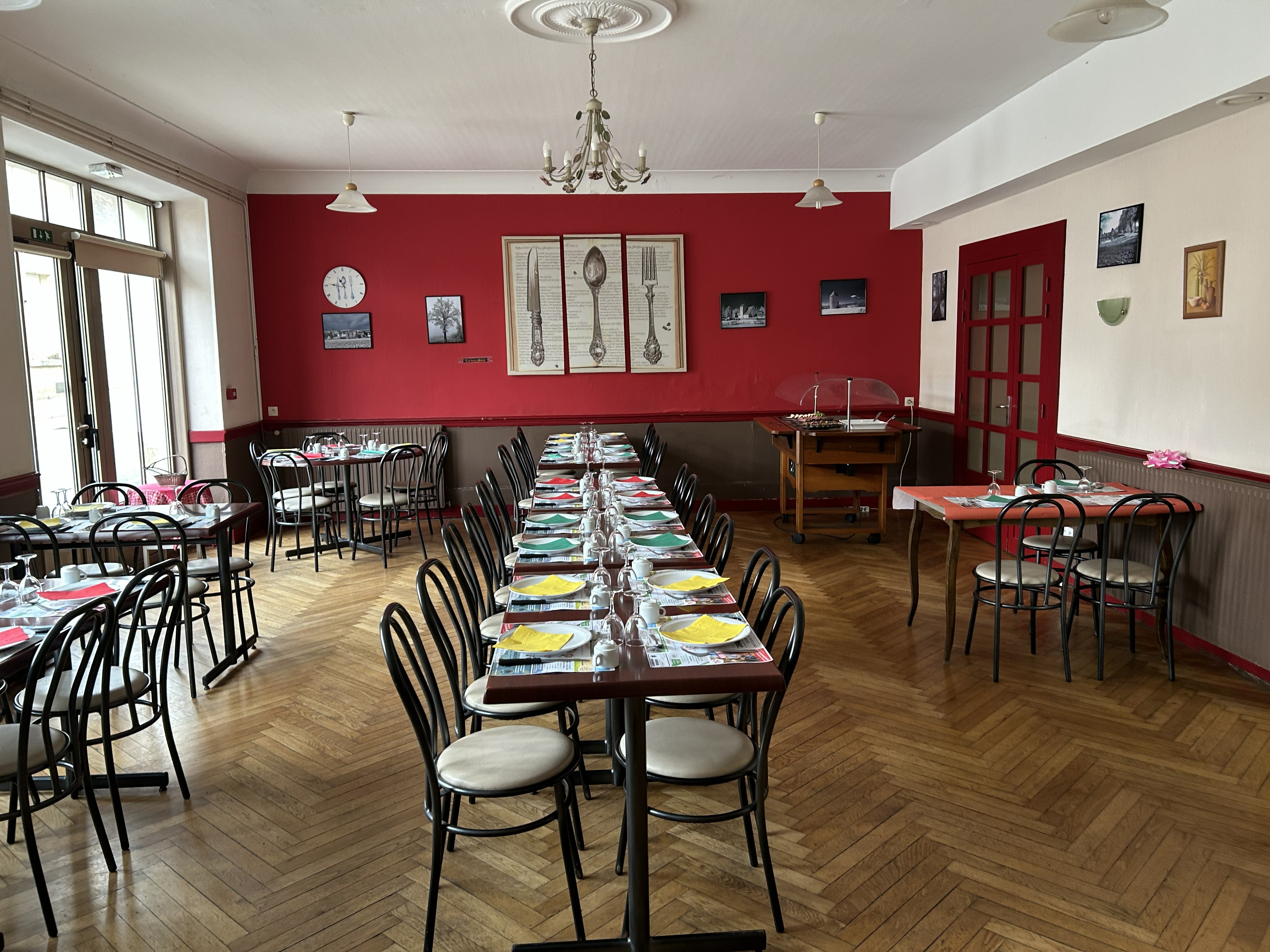 Location commerce restaurant avec Licence IV : 642 € HT
Possibilité de louer le logement T5 au dessus du restaurant.

Situé à Saint-Rémy-du-Val, charmant village de la Sarthe, entre Mamers et Alençon, cet établissement bénéficie d’un emplacement intéressant sur un axe fréquenté et d’une clientèle locale, de passage et ouvrière.

Une belle opportunité pour un professionnel de la restauration ou un couple souhaitant reprendre une activité avec logement sur place et un réel potentiel de développement.

🍽️ UN RESTAURANT DE 170 M² ENVIRON

L’établissement, aux normes, offre une capacité d’environ 80 places assises et comprend :

Salle bar d’environ 35 m²
Deux salles de restaurant d’environ 35 m² et 46 m²
Cuisine
Espace plonge
Arrière-cuisine
Réserve
Remise
Grenier
Cave
Sanitaires aux normes PMR
Petite cour intérieure à l’arrière
Parking à disposition à proximité

🏠 LOGEMENT T5 D’ENVIRON 70 M²

À l’étage, un logement permet de vivre sur place, un véritable avantage pour un couple repreneur.
Il comprend :
5 pièces d’environ 12 à 15 m²
Salle de bains
WC
Toit-terrasse

📋 UNE ACTIVITÉ AVEC DE NOMBREUSES POSSIBILITÉS

Le fonds bénéficie d’une Licence IV et permet différentes activités :

Restaurant – Bar – Traiteur – Presse – FDJ – Carte de pêche

Actuellement, l’établissement est ouvert uniquement le midi, avec une formule comprenant notamment :

Buffet d’entrées – Plat – Fromage – Dessert – Café – Boisson

Cette exploitation actuelle laisse une importante marge de développement pour un repreneur motivé.

Plusieurs pistes peuvent être envisagées :

Ouverture le soir
Ouverture le week-end
Développement de l’activité bar
Développement du traiteur
Repas de groupes et événements
Vente à emporter
Développement de la FDJ et de la presse
Création de nouvelles formules
Un camion réfrigéré est également compris dans la vente, idéal pour les achats et particulièrement intéressant pour développer l’activité traiteur.

🤝 UNE MAIRIE QUI SOUHAITE ACCOMPAGNER LE REPRENEUR

La mairie, propriétaire des murs, souhaite accompagner le futur repreneur dans son installation et dans la pérennisation de l’activité.
La commune est attachée au maintien de ce commerce de proximité et souhaite favoriser la reprise et le développement de l'établissement.
Un véritable atout pour un repreneur souhaitant s’installer durablement dans la commune et développer son projet.
Les modalités d’accompagnement pourront être étudiées directement avec la mairie en fonction du projet du repreneur.


Une opportunité particulièrement intéressante pour un professionnel de la restauration, un couple ou un entrepreneur souhaitant reprendre un établissement disposant déjà de ses équipements, d’une Licence IV, d’un logement sur place et de nombreuses possibilités de développement.
Le faible prix du loyer et l’accompagnement souhaité par la commune offrent de bonnes conditions pour construire un nouveau projet professionnel.

📍 Saint-Rémy-du-Val – Sarthe
📍 Entre Mamers et Alençon

Pour plus d'informations ou pour organiser une visite, n'hésitez pas à nous contacter.
Téléphone Mairie : 02 43 97 75 17 / 07 43 40 45 36