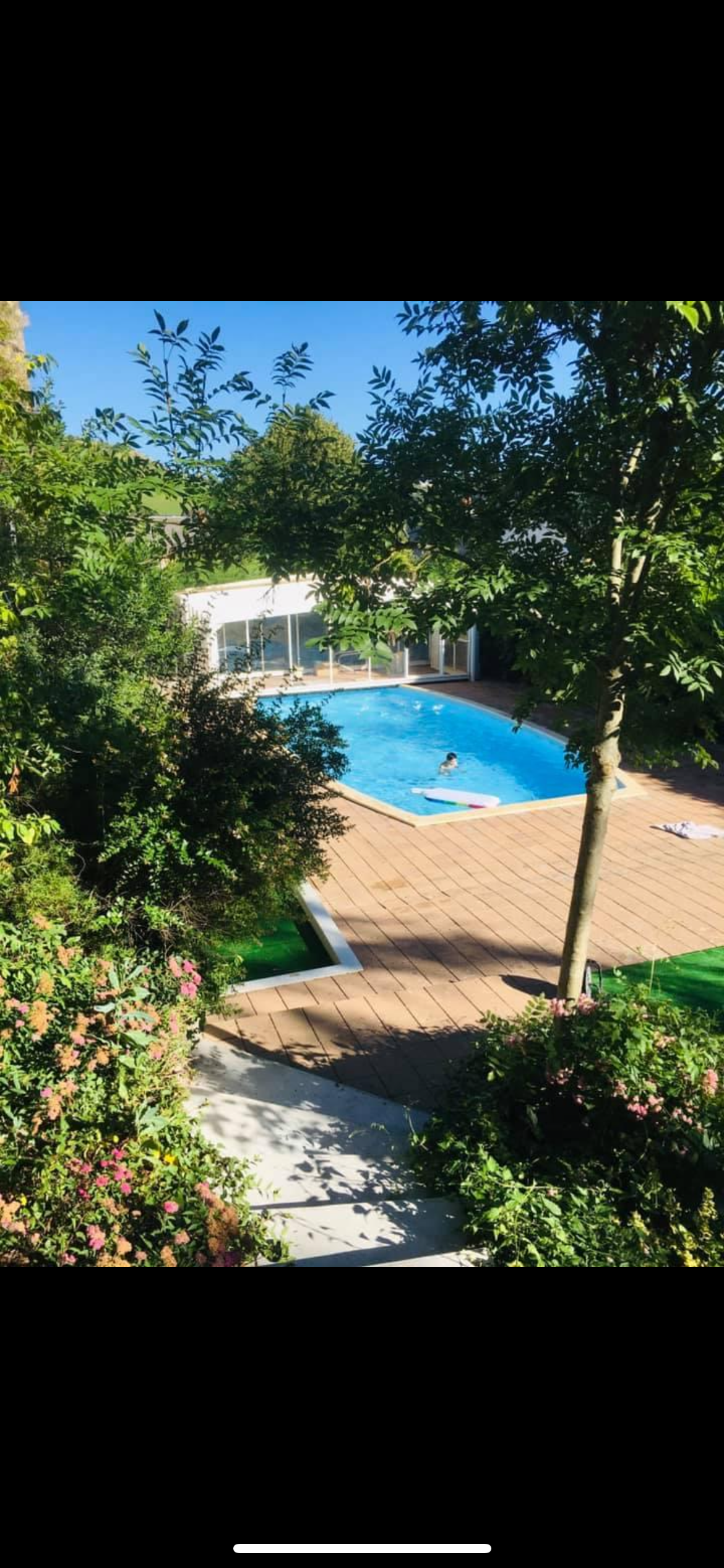 À vendre : Hôtel-Restaurant situé sur un axe stratégique Clermont-Montpellier.

- **Capacité :** 30 numéros
- **Équipements :** Piscine avec espace vert, ascenseur, salle véranda, terrasse et grand garage
- **Emplacement :** À seulement 3 minutes de la sortie d'autoroute A75
- **Proximité :** À 1h15 de Montpellier, 1h20 de Vias et Cap d'Agde, 1h30 de Clermont-Ferrand, et 20 minutes du Viaduc de Millau
- **Environnement :** Situé à proximité du village médiéval de Sévérac-le-Château
- **Horaires :** Fermé le dimanche soir et le lundi
- **Vacances :** Fermé annuellement en janvier et février
- **Option :** Possibilité d'acheter une maison mitoyenne à l'hôtel comprenant deux appartements de 100 m² chacun, refaits à neuf en 2021

Prix du fond de commerce 327000€
Prix des murs sur demande

Pour plus de renseignements, veuillez nous contacter.