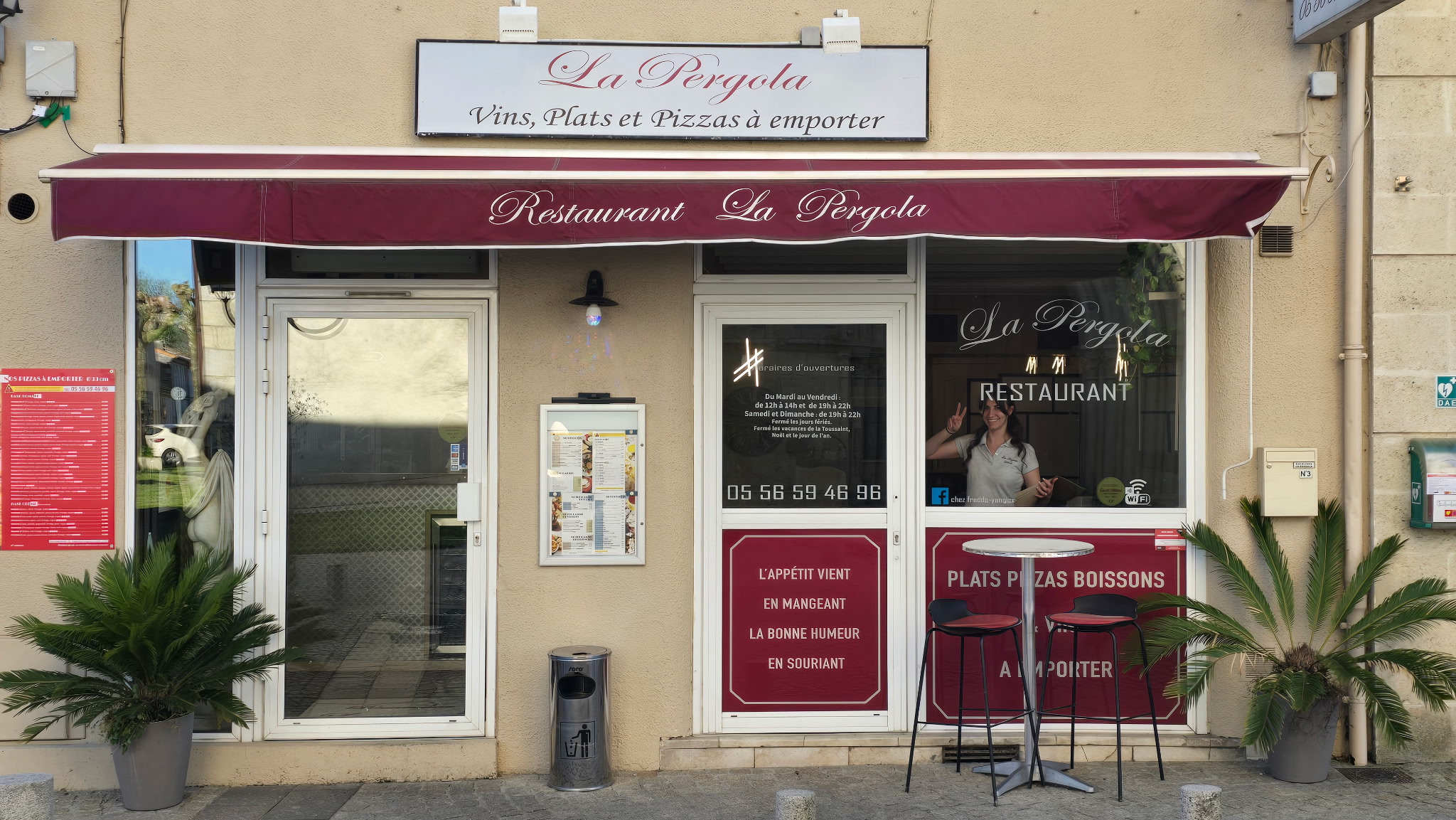 Restaurant de village, situé en plein centre et sans concurrence. 
Clientèle locale fidèle depuis 10 ans.
Pizzeria sur place ou à emporter,  restauration traditionnelle avec produits locaux.
Carte simple mais diversifiée,  reconnue  pour être du "fait maison " 
Partenariat avec producteurs locaux
Restaurant vendu avec l'intégralité du matériel et opérationnel immédiatement. 1 cuisiner et 1 serveuse en poste.
CA intéressant , bonne progression annuelle.
Vente pour causes de santé