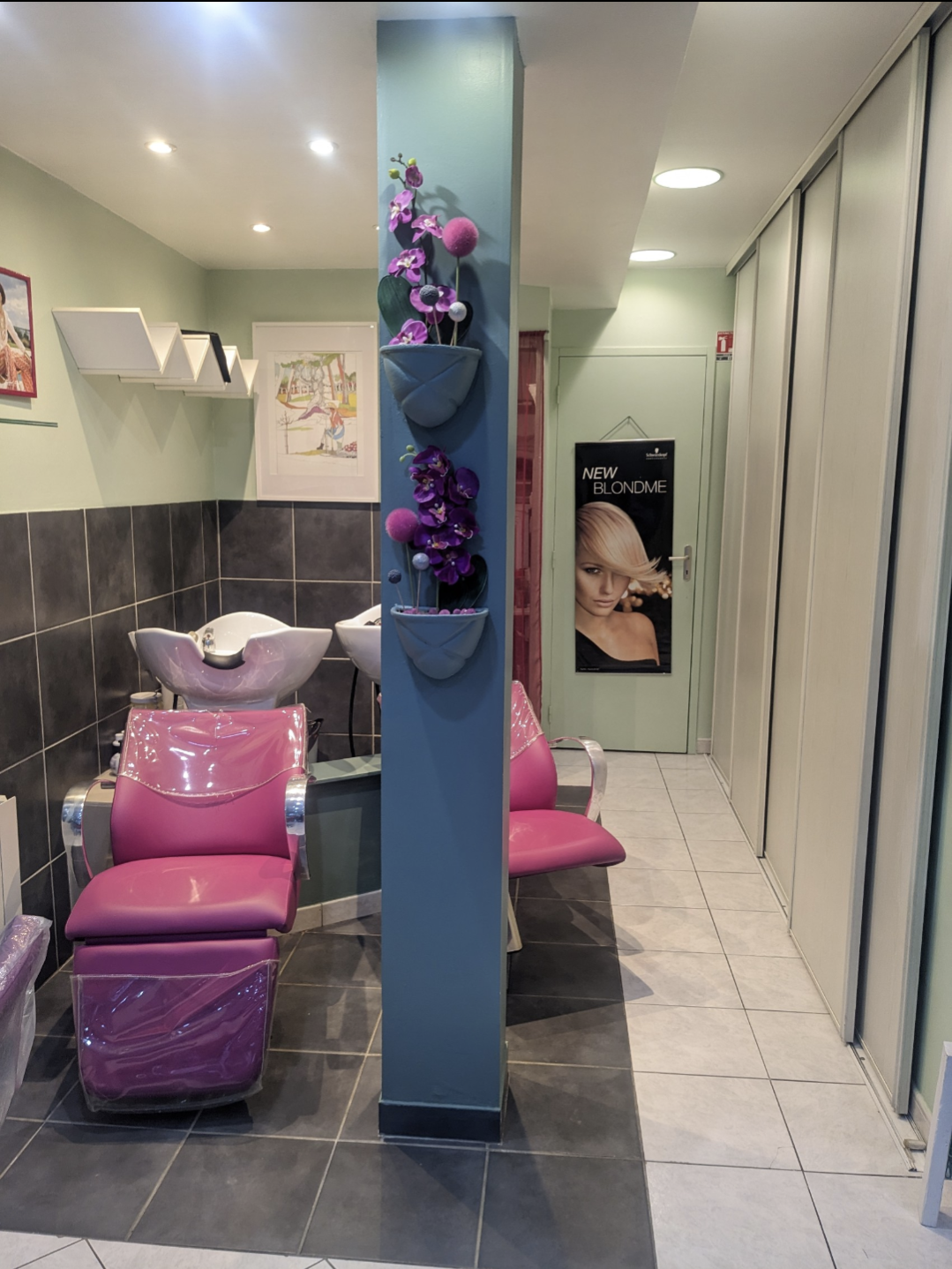 Salon de coiffure à saisir à Lisieux - Fonds de commerce & murs
Départ à la retraite – Ne ratez pas cette opportunité !
Envie de reprendre un salon clé en main ? Ce bien situé dans un quartier de Lisieux n'attend plus que vous ! Avec son emplacement stratégique au milieu de commerces dynamiques (Bar-Tabac, Pizzeria, Boulangerie, Vétérinaire, etc.) et son accès facile avec parking gratuit, il attire une clientèle fidèle et régulière.
Caractéristiques :
30 m² de surface optimisée, plus un grenier de 8 m² pour le stockage.
Salon refait à neuf en 2012, impeccablement entretenu.
Équipement en excellent état : 4 postes de travail, 2 bacs de coiffage, espace caisse, laboratoire, et réserve.
Etat des lieux :
Salon prospère depuis 2006, avec une clientèle locale fidèle, idéale pour continuer à développer l'activité ou se lancer sereinement dans le secteur de la coiffure.
Prix attractif (vente de Gré à Gré) :
Fonds de commerce : 28 000 €
Murs : 40  000 €
Cette affaire clé en main est prête à être reprise sans souci ni investissement supplémentaire. Ne laissez pas passer votre chance de devenir propriétaire d'un salon en plein essor à Lisieux ! Contactez-nous vite pour plus d'infos ou pour organiser une visite !