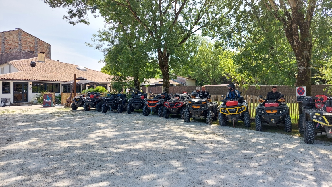 Restaurant Bar avec licence 4 situé sur port touristique sud Agglomération de Royan à forte notoriété.

Etablissement entièrement refait en 2025 avec garantie décennale sur les travaux de rénovation, matériel de professionnel neuf (four Rational, piano de cuisson, enceintes froides, ligne plonge…) également sous garantie.

1 salle de 50 couverts, 1 terrasse pergola de 70 couverts et 1 parc de 1000 m2 exploitable.

Parking privé de 400 m2. Etablissement aux normes PMR et d’hygiène.

Vendu avec maison d’habitation avec sortie indépendante de 90 m2 et terrain clos de 1000m2.

Prix du fonds 183.000 €, murs professionnels et habitation 450.000 €