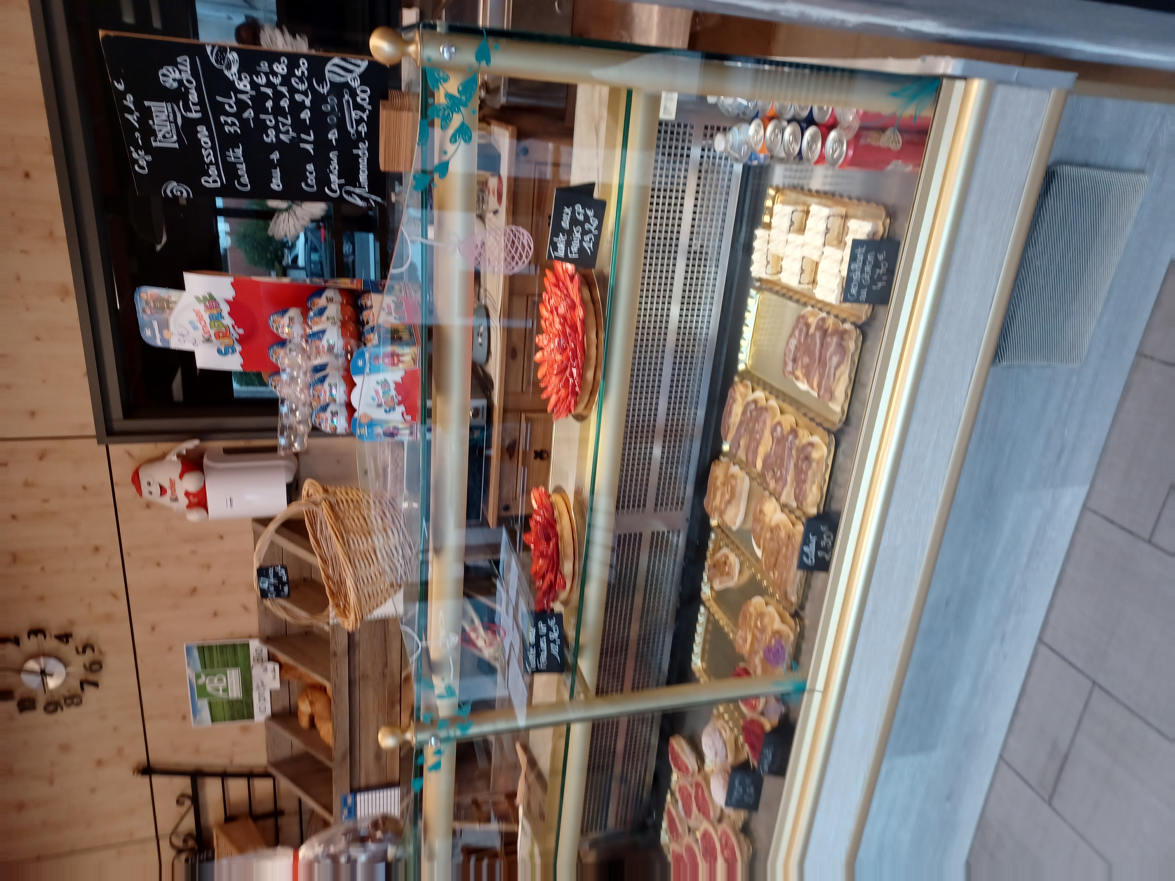 A vendre fonds de commerce Boulangerie-Pâtisserie à St Flovier (37)
Les murs appartiennent à la commune (Loyer mensuel 605.40€).
Le magasin dispose d'une vendeuse et d'un boulanger. Il n'y a pas de logement
sur place car la boulangerie était un local communal qui a été transformé en 2020.
Un logement sur la commune peut être envisageable.
La boulangerie est situé au coeur d'un village comprenant : une grande maison médicale (3 ou 4 médecins, ophtalmo, kiné, ....)une pharmacie, une épicerie,
un tabac-presse, une auberge restaurant, deux mécaniciens, et de nombreux autres artisants.
Un parking est situé devant la boulangerie.
La boulangerie fournie : 2 marchés (Le Blanc 36) le mercredi et le samedi,
1 ESAT, 1 Lycée agricole, 1 Boite à pain, 1 dépôt de pain, 2 écoles, etc...
De nombreuses associations sur la commune et aux alentours commandent régulièrement