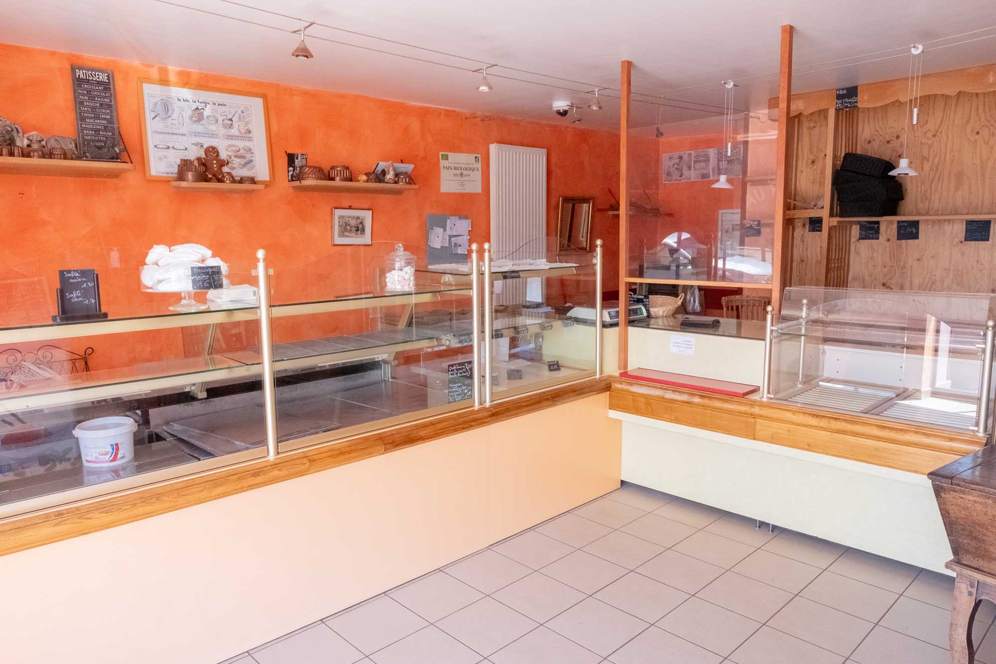 Unique Boulangerie-Patisserie dans ce beau chef-lieu de canton de Saône et Loire avec 4000 foyers alentours, sur un axe de passage et sur la place principale du village.                                                                                                                                           Ce commerce est situé dans une belle bâtisse entièrement rénovée, avec un appartement de 10 pièces habitables (7 chambres) et un terrain d'environ 200 m3. Il présente un fort atout avec de nombreux commerces, une zone de loisir avec piscine et camping, une crèche, une école primaire et un collège. Une maison médicale est présente. Le magasin est spacieux et bien agencé, ainsi que le fournil spacieux et lumineux. Le matériel est en bon état et bien entretenu.