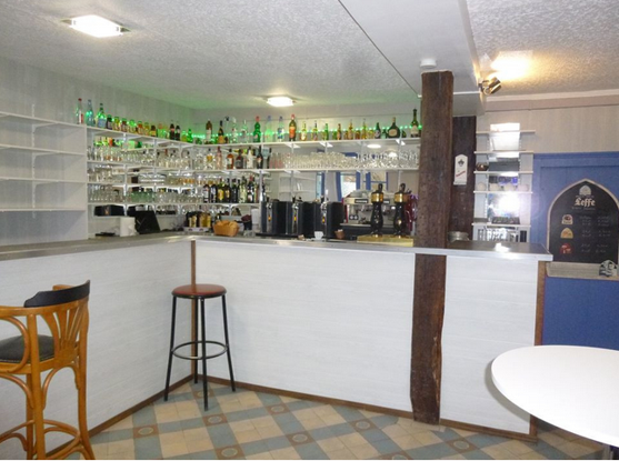 Le programme "1000 cafés" recherche un gérant pour le café-restaurant-multiservices du joli village de Villemurlin (600 habitants) dans le Loiret. L'offre sera constituée du café/bar, de restaurant, et d'autres services. Rémunération sur une base de 1700 euros brut mensuel + intéressement. Objectif d'ouverture en mai 2022. Logement disponible au dessus. Expérience en restauration requise. Pas d'apport nécessaire. Loyer commerce + logement 550?. Cuisine équipée. Contact : CV par mail à pierre.peyrelongue@1000cafes.org