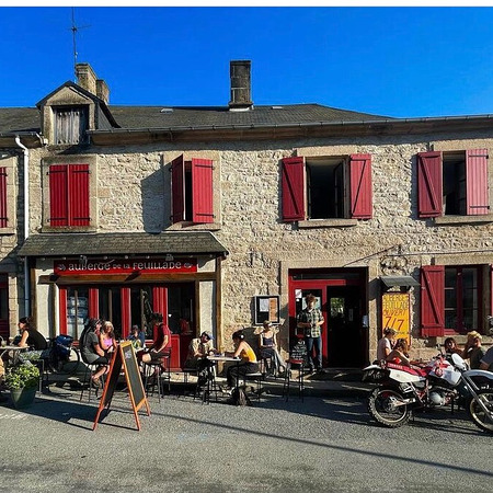 Au coeur du Parc Naturel Régional de Milevaches en Limousin,
à 1h de Limoges, le restaurant-bar la Feuillade est à reprendre.
Véritable lieu de vie dans le centre-bourg, de nombreux clients
s'y cotoient. Du fait de sa proximité avec le lac de Vassivière,
l’établissement peut compter en plus de sa clientèle habituelle,
d'un flux touristique à la belle saison (pouvant aller à 100 couverts
l'été).
Ce commerce de proximité propose une restauration de type
ouvrière et bistronomique en période estivale et accueille de façon
régulière des repas de groupes, du lundi au samedi. Potentiel de
développement avec activités complémentaires (FDJ, traiteur)
Cuisine équipée 
Salle de restaurant de 50 couverts
Une terrasse agréable à l'arrière du bâtiment permettant de doubler la capacité d'accueil 
Pas d'investissement à prévoir
Les Gros +
Grand Logement à l’étage 
La commune de Faux La Montagne se situe en FRR (France ruralité revitalisation) ouvrant droit à un régime spécial d’exonérations fiscales.
Loyer: local+appt: 500€