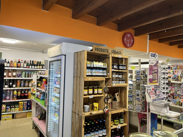 Au cœur d'un village dynamique des Pyrénées Catalanes (66), à proximité de la station de montagne du Cambre d'Aze (gérée par le groupe Trio Pyrénées avec une offre active 4 saisons : ski l'hiver, télésiège VTT/randonnée l'été), cède le fonds de commerce de L'ÉPICERIE DU CAMBRE.
Une offre commerciale riche et conviviale :
•	Alimentation générale & produits locaux : Large choix de produits du terroir et d'alimentation du quotidien.
•	Boulangerie & traiteur : Pain et viennoiseries cuits sur place, poulets rôtis, pizzas à emporter et plats cuisinés maison.
•	Terrasse extérieure & rafraîchissements : Espace terrasse aménagé proposant boissons chaudes, boissons fraîches et glaces.
•	Services de proximité : Gaz, Presse, journaux et point FDJ.
•	Matériel professionnel complet : Chambre froide, équipements de cuisson, vitrines et aménagement intérieur révisés et entretenus.
Atouts : Affaire clé en main bénéficiant d'une clientèle fidèle d'habitants à l'année ou en secondaire et d'un flux touristique continu grâce au dynamisme de la station (double saison hiver/été). Idéal pour un couple ou des associés souhaitant s'installer en montagne et reprendre un commerce de proximité dynamique et chaleureux.