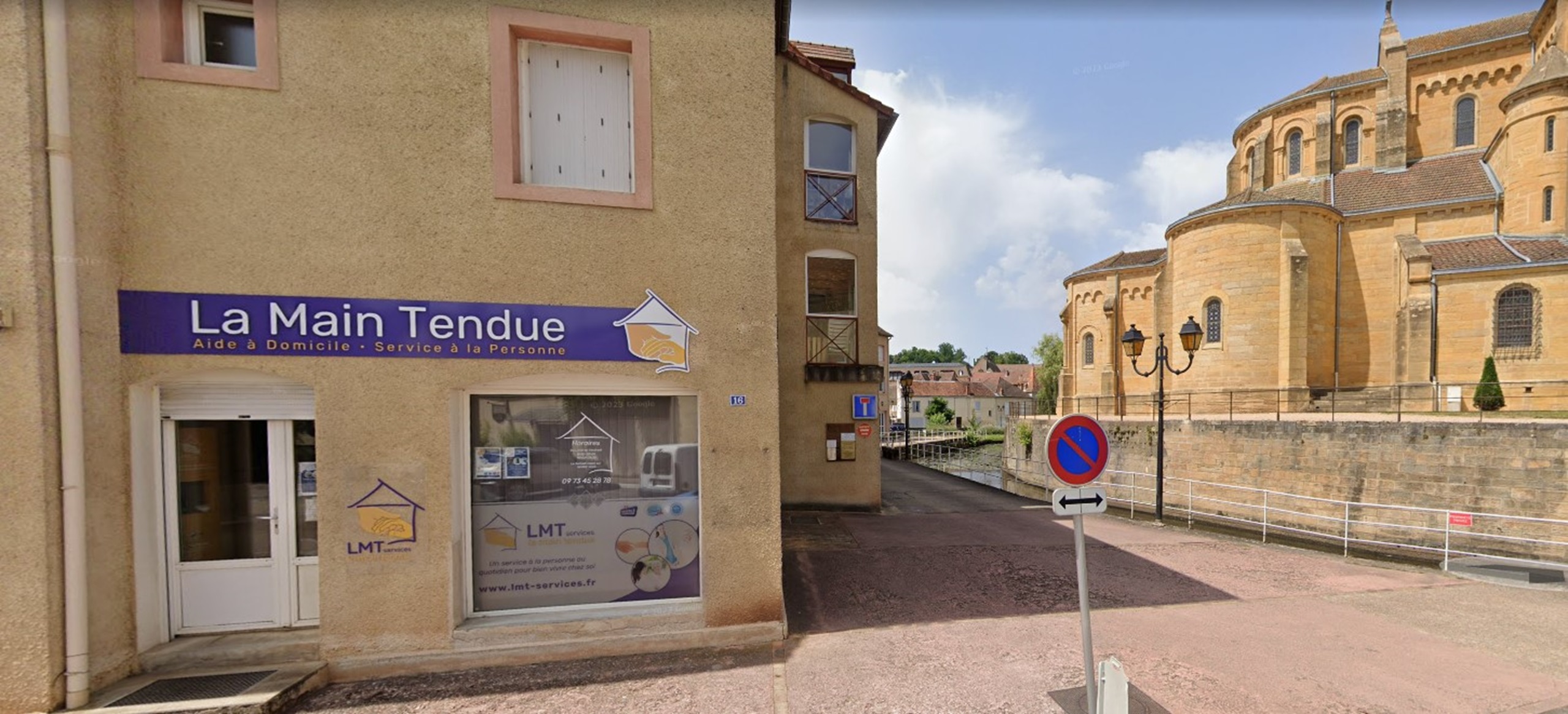 A reprendre : Entreprise spécialisée dans l’aide à domicile pour personnes âgées sous franchise : aide à la vie quotidienne, entretien du logement, portage de repas 7j/7, téléassistance et accompagnement social.
•	Chiffres : CA 2024 : 190.000€, Valeur Ajoutée : 57%, EBE : 8%, avec une progression du CA de +70% sur les 8 premiers mois de l’année– activité jeune mais soutenue par une forte demande locale.
•	Localisation : implantation au cœur de Charolles, zone rurale dynamique de 26 000 habitants, à forte proportion de retraités et avec une concurrence quasi inexistante.
•	Clientèle : environ 100 contrats actifs, la plupart à durée indéterminée, par le bouche-à-oreille et des partenariats avec mutuelles et assistantes sociales ; liste d’attente significative
•	Équipe : 8 salariés (2 temps pleins + 6 temps partiels), expérimentés et stables, assurant des prestations régulières auprès des bénéficiaires.
•	Atouts & potentiel : contrats sécurisés et reconductibles, marché de la « silver economy » en forte expansion, possibilité d’élargir la zone de chalandise (actuellement exploitée à 10 km sur un potentiel de 25 km).
•	Locaux & moyens : bureau à Charolles sous bail commercial, matériel informatique et kits d’intervention, véhicule frigorifique Partner récent.
Affaire à céder pour déménagement hors région. Accompagnement prévu par la dirigeante et formation renforcée par le franchiseur – Montant souhaité : (100% des actions SASU) : estimation en cours