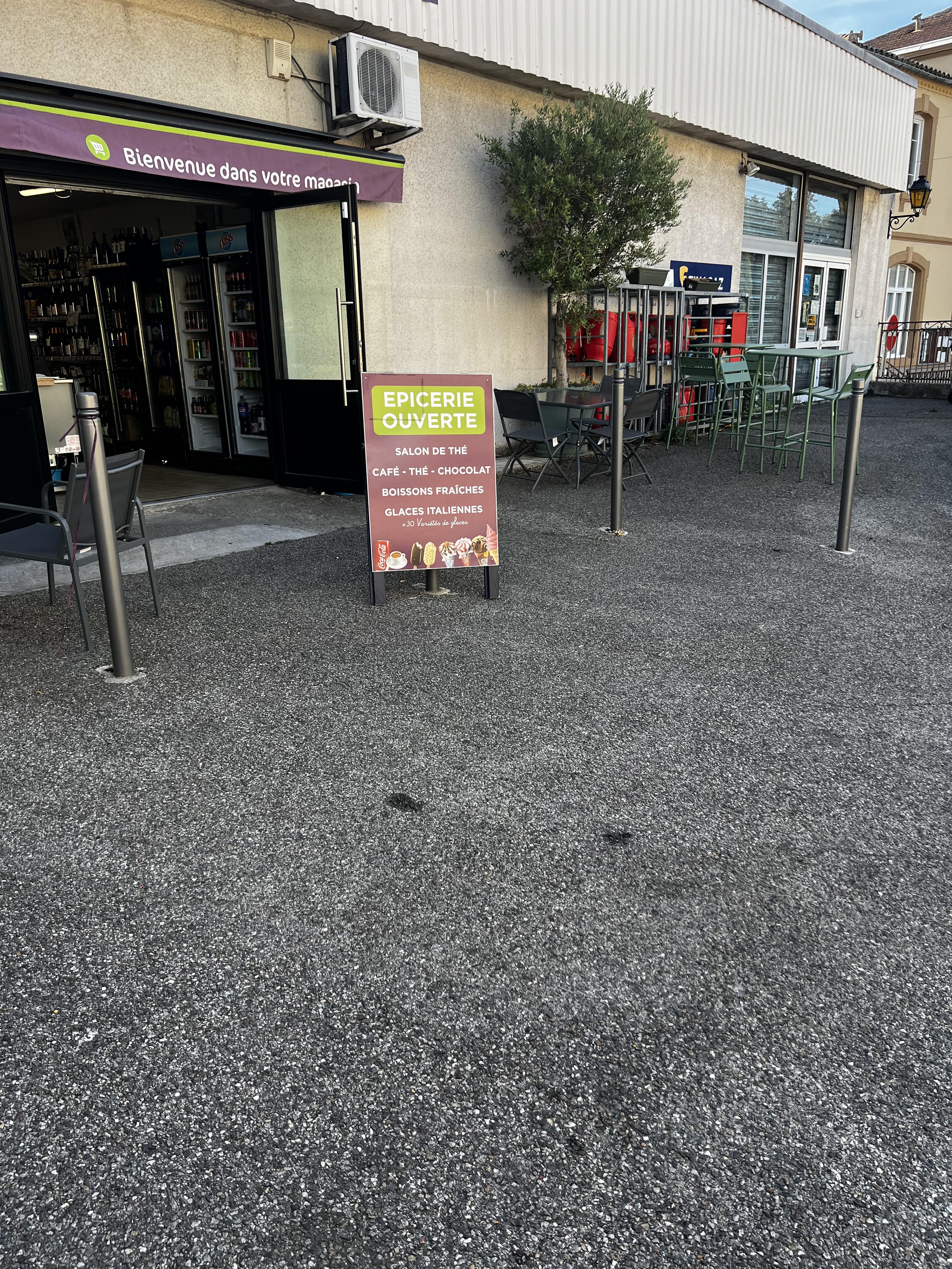 Cause retraite vend fond de commerce épicerie dans centre du village(3000 habitants) avec terrasse et licence 3 .
loyer modéré, murs mairie 
pas employer a reprendre