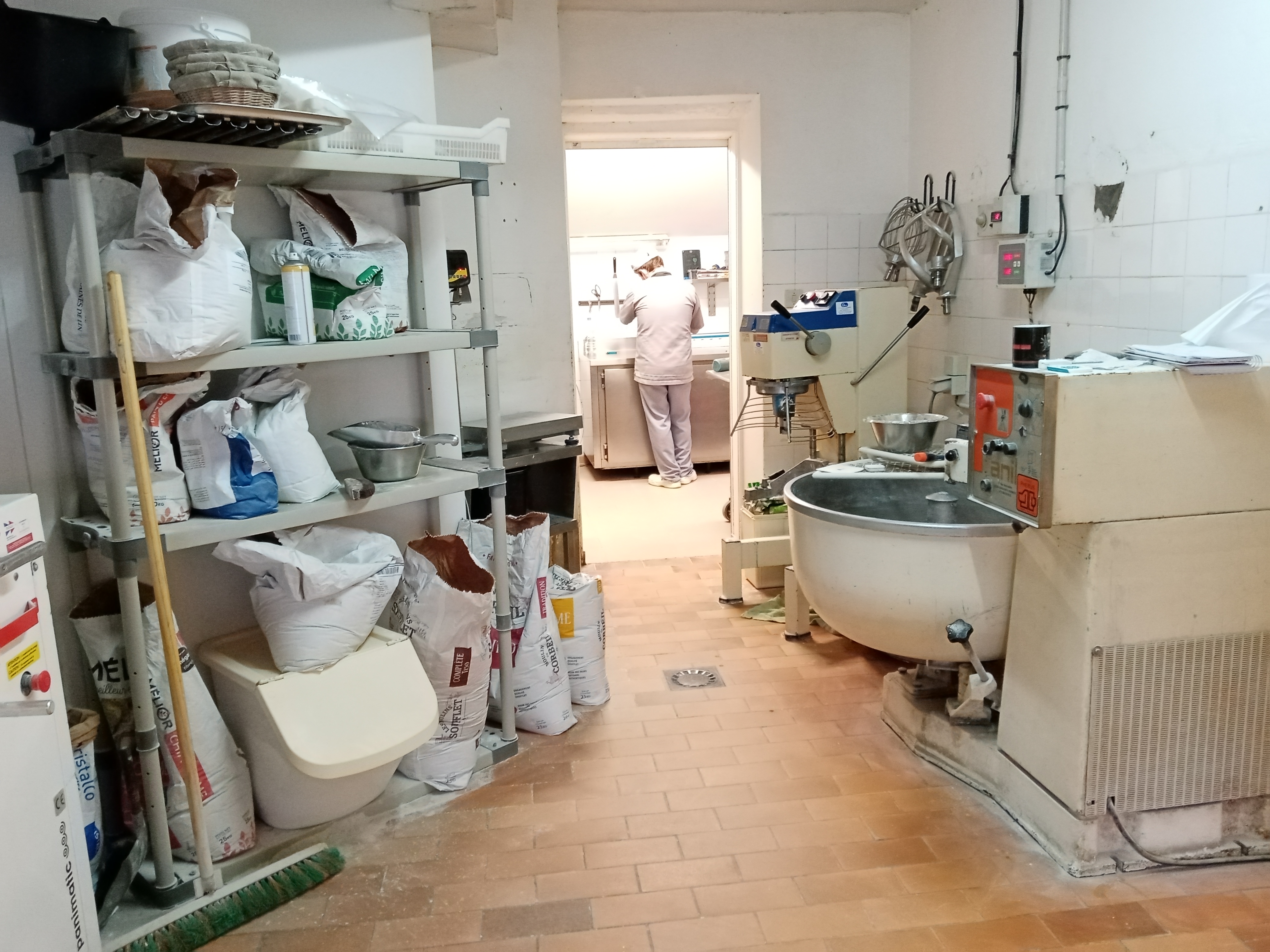 A vendre Boulangerie Pâtisserie sur NEUVY EN SULLIAS dans le Loiret à 40 minutes d’Orléans. Fournil sain avec nouveau four changé en Octobre 2021 fuel et une petite partie électrique tout neuf, 2 chambres de pousse pain et 1 pour les viennoiseries, diviseuse, façonneuse, Chambre de pousse toute neuve installée en Mars 2022. Labo pâtisserie climatisée et possibilité de le fermer du fournil pour y travailler au frais l'été. Grenier et cave en plus dans le fournil. Chambre négative à -18, Façade boutique repeinte entièrement en 2020 et compresseur du moteur vitrine froid changé en 2020 aussi. Logement entièrement rénové en 2020 + jardin fermé + grand garage. Consommation électrique correcte car petit compteur. Parking face à la boulangerie. Chiffre en augmentation dès la 1 ère année, 5-6 semaines de vacances par an .Pas d’employer à reprendre car travail en couple actuellement. CA d’environ 118 000 € de moyenne par an. Contrat en plus école du village, épicerie ville d’à côté, gites. Idéale pour un couple par exemple. Si intéressé veuillez nous contacter au numéro indiqué, pour plus d’infos détaillées, etc … Curieux s’abstenir !