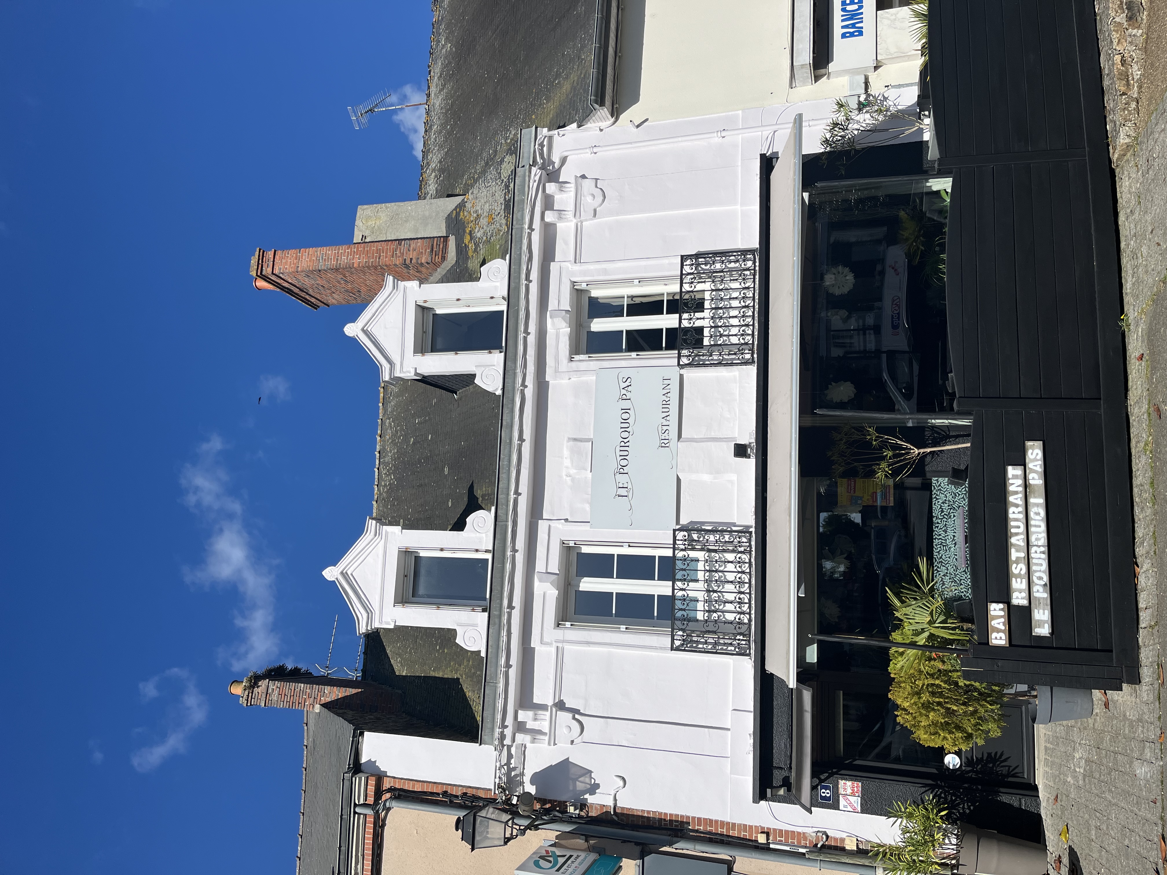 En plein centre bourg venez découvrir cette adresse qui s’aura peut être vous séduire!!!
Dans une commune en plein essor économique avec maison médicale, écoles primaires, collège à 5 minutes à pied, commerces de proximité, fibre…
Rejoindre Rennes ou Nantes en train n’est même plus un souci, tous les jours plusieurs trains!!!

Ce Restaurant à la Décoration chaleureuse , conviviale accueille chaque midi une clientèle locale et de passage suivant saison.
Places de parking devant le restaurant 
Affaire idéale à deux, cuisine professionnelle bien équipée qui s’adapte à à tous types de restauration 
Capacité d’une quarantaine de couverts,  extérieure 18 places.Ouvert  du lundi au samedi midi et le vendredi soir, 7 semaines de vacances par an (scolaires ou pas!) 
Cadre de vie idéale pour élever une famille.
Le fond de commerce peut être repris ainsi ou si vous avez d’autres envies de commerce la commune est très ouverte!
Bel Appartement de 160 m2 sur place, très calme.( Photos sur demande)
Pas de travaux à prévoir.
