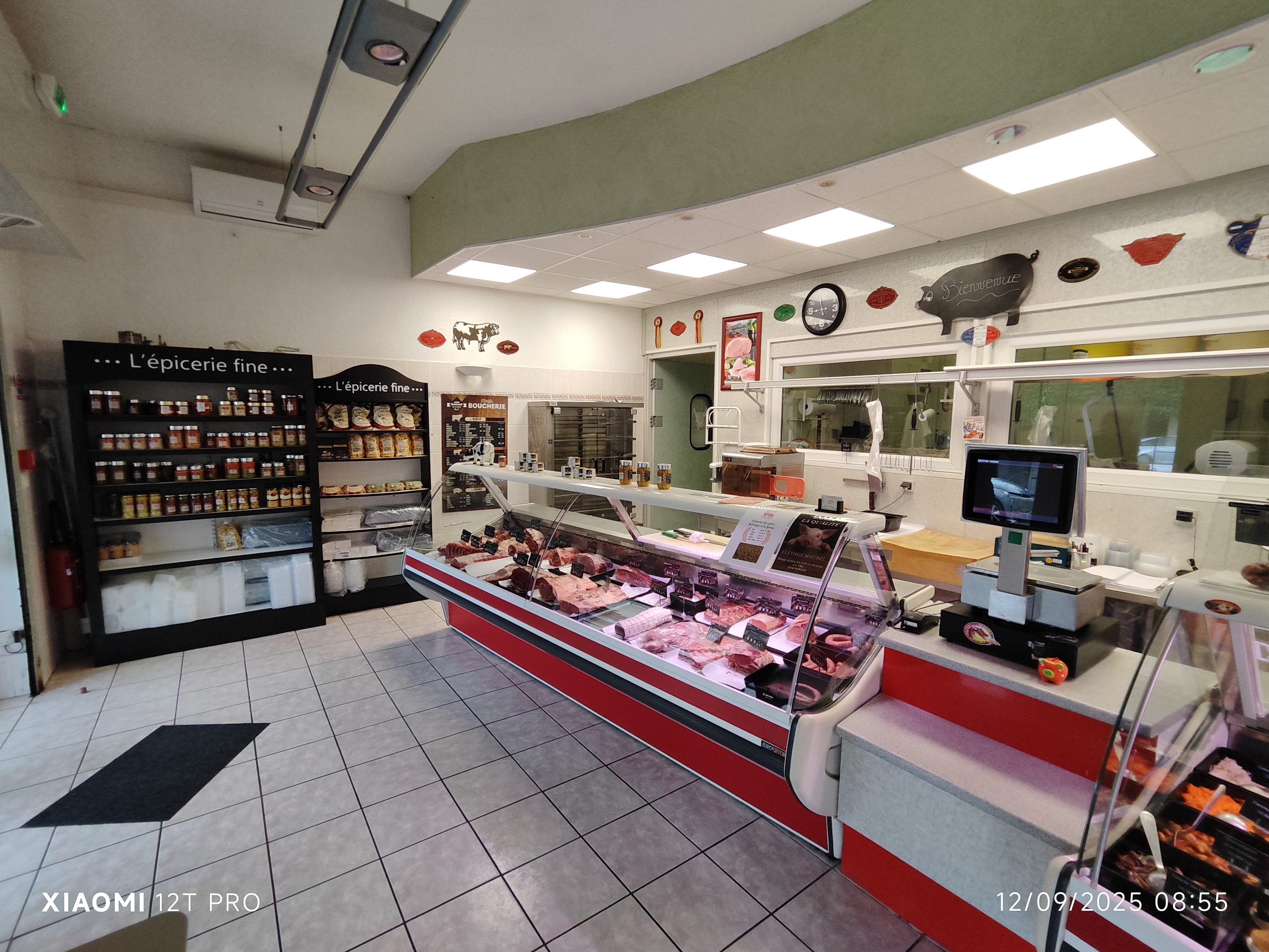 Boucherie 
Charcuterie 
Traiteur 
Parking privé 

2 grandes vitrines et 1 plus petite 
1 salle de séchage 
1 trancheur 
1 balance connectée 
Matériel professionnel :
Scie à os
Poussoirs 
Hachoir 
Balance
Piano 4 bouches gaz
1 cellule de refroidissement 
1 four Mixte 
1 table de travail avec rangement 
2 chambres froide 
1 table pour la découpe 
Matériel HCCP
1 plonge
1 machine à sous vide 
Nombreuses plats gastro , vaisselle
Polystyrène pour traîteur