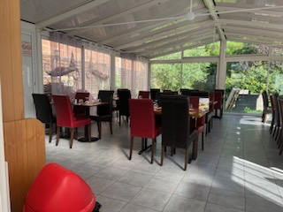 Cause retraite.   
À vendre fond de commerce d'un restaurant dans un petit village du Gers situé entre Toulouse et Auch. 
80 place assise deux salles dont une avec vue direct sur la cuisine l'autre étant une véranda avec un jardin attenant. Une petite terrasse sur le devant. 
Tout équipé, il n'attend plus qu'un couple pour perdurer.