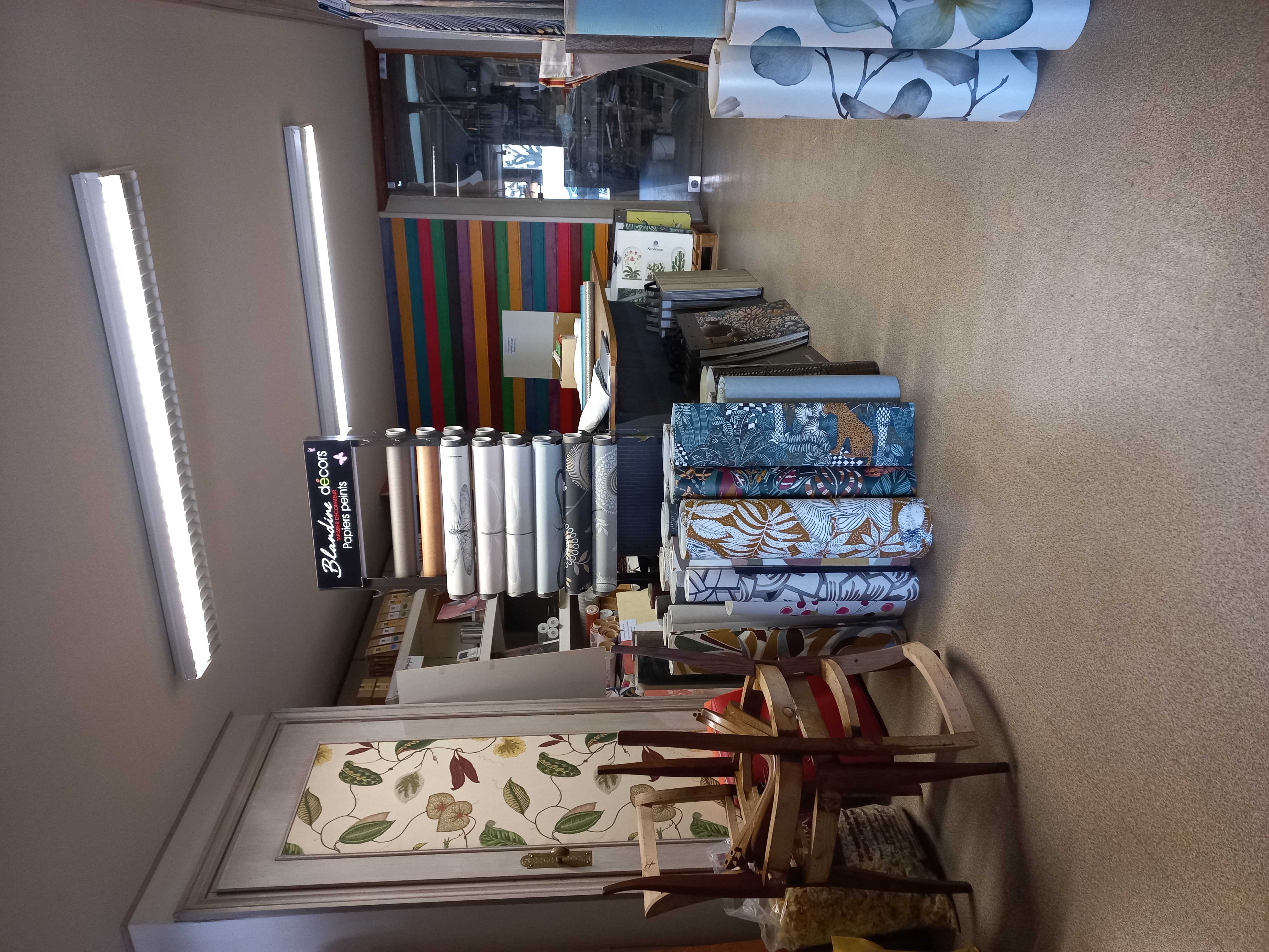 Cause retraite courant 2025, je cède mon fonds de commerce de Tapisserie Décoration situé à Vittel dans les Vosges.
Belle boutique sur une place avec parking, surface vente, atelier et réserve de 190 m², sur 2 niveaux.
Activité de tapissier décorateur, rideaux et sièges + vente papier peint sur collections et peintures écologiques françaises.
Zone de chalandise d'un rayon de 50 km, en activité depuis 36 ans avec une clientèle fidèle. Fonds 35000 €, loyer 425 €
Accompagnement possible le temps de la transmission.
Libre autres activités sauf restauration.