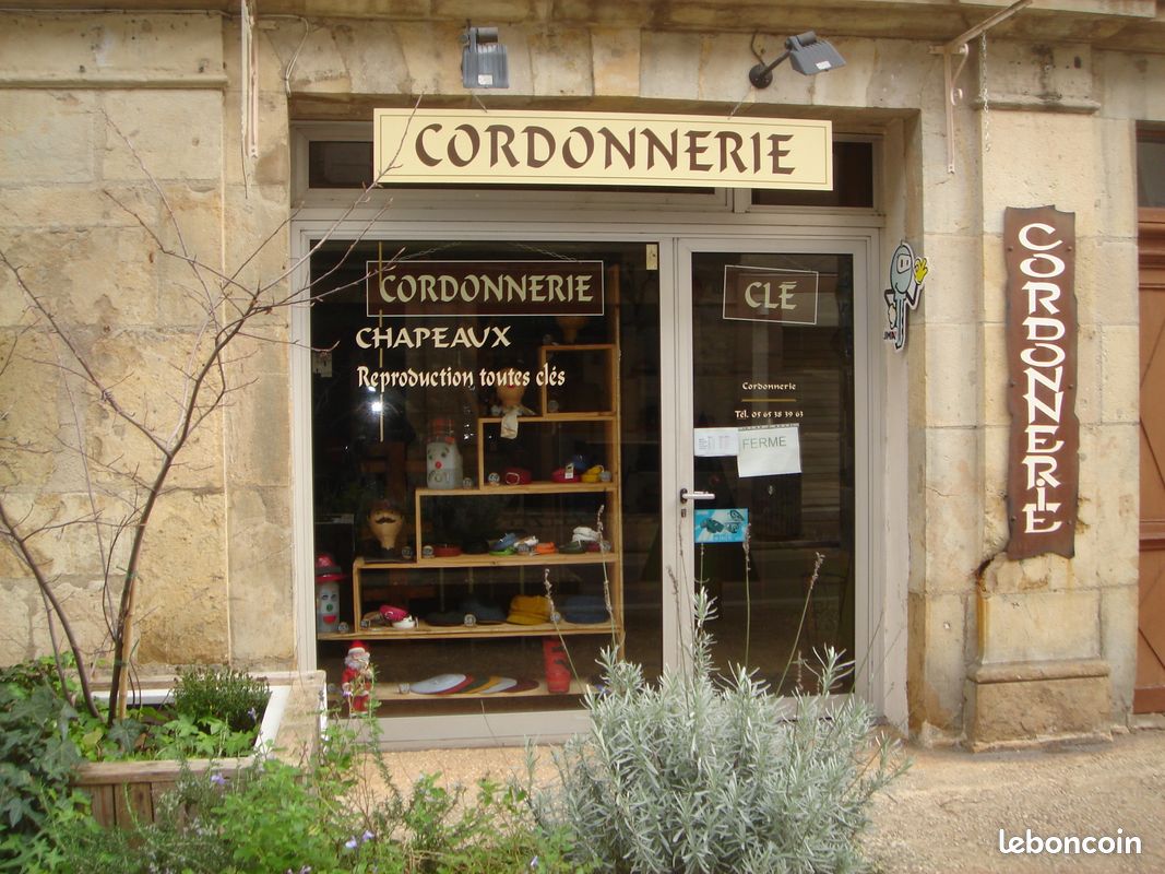 A reprendre cause retraite activités de cordonnerie vente de produits d'entretiens, réparation de maroquinerie mais aussi de vente de chapeaux, casquettes, ceintures et de clés minute et clés de voiture.
Dans une rue commerçante et principale du centre ville ou le bon et le bien être existe encore.
Bonne notoriété grâce au relationnel et au travail effectuer clientèle fidèle et variée particuliers professionnels collectivités hôpital. Pendant les vacances clientèle parisienne et étrangère car secteur touristique.
1 local de 64m² WC 1 lavabo, réserve, eau chaude avec tout l'outillage et matière première
libre en 08/25 possibilité d'accompagnement à la reprise et à la prise d'exercice par le cédant.
Activité qui ne nécessitent pas de qualification professionnelle obligatoire mais être manuel et aimer le contact et le travail bien réaliser