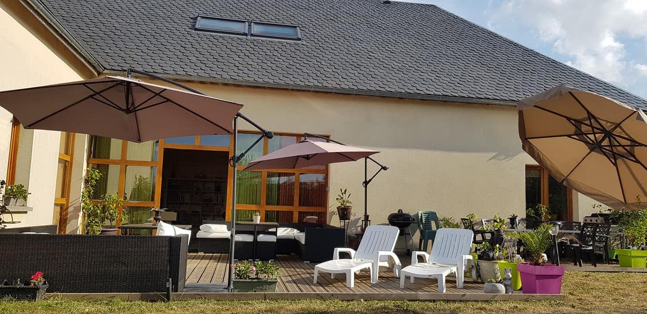 Superbe maison rénovée actuellement exploitée en gîte de groupe et appartements location aux saisonniers
Cette maison en L avec une vue incroyable sur Besse et le Sancy d'un côté et les monts du Forez de l'autre, au calme Elle  est idéalement située pour être  exploitée soit des chambres d'hôtes soit du gîte de groupe, mais aussi servir de maison familiale .
Elle se compose :
d'une entrée avec coin lavage 
d'une grande salle de vie de plus de 100m2 avec 2 tables en chêne massif, une partie cuisine aménagée et équipée, d'un espace détente avec billard, baby foot, coin lecture et jeux de société,  qui donne sur une grande terrasse. Cela permets de servir des petits déjeuners ou faire un barbecue.
Une partie qui avant appartement privée sert maintenant de salle de jeux enfants.
Deux chambres, salle d'eau et Wc complète ce palier
Au 1er vous trouverez des rangements pour le linge, et 5 chambres :  2 sont prévues pour 2 personnes et les 3 autres sont des chambres familiales ( lit jumeaux/bz  -  queen - king ). Enfin une partie autrefois servant de réserve est en cours d'aménagement pour faire un studio (arrivée d'eau/électricité/chauffage faites).
En rez-de-jardin, vous trouverez 2 appartements :
- un de 51m2 comprenant un coin cuisine/repas/salon, deux chambres, salle d'eau avec wc, coin lavage, une terrasse avec store et bbq
- un de 31m2 comprenant un coin cuisine/repas avec un bz, une chambre, salle d'eau avec wc, coin lavage, une terrasse avec store et bbq
Au sous-sol vous pourrez stationner sans problème 3 voitures. Un espace chaufferie
une pièce servant de stockage, une laverie.

Chaque partie est indépendantes : entrée pour chaque appartement et partie chambres d'hôtes
Chaque partie est équipée d'un compteur électrique et eau
Chauffage au Pellet général - Radiateurs avec thermostat
Poêle à pellet dans la salle de vie
Economiseur d'eau sur les douches et robinets
Isolation par le toit (laine de verre- flocage ) par le sous-sol (isolant de 10 cm) double vitrage - isolation par les murs ( liège compressé).

Fibre installée en 2023

Possibilité de faire une partie jardin ou autre 

Annonce sur différents sites (OT, Cybevasion, Abritel, Le Bon Coin,...)
Notée 4.9 sur sites 

Avantages de la maison :
- situé à 400m du centre de Besse
- dans un quartier calme (résidentiel)
- vue exceptionnelle
- rénovée et peut être exploitée immédiatement
- DPE  B et GES A
- possibilité de louer les 2 appartements indépendants et d'habiter le reste
- possibilité d'exploiter la partie restauration
- places de parking privées

Inconvénients :
- Doit être mis à son goût si besoin
- Ceux de la montagne

Acheteurs à qui elle peut correspondre : couple avec ou sans enfants, pour exploiter avec la partie restauration.
Pour les familles : garderies, écoles jusqu'à la 3eme
Médecins, Infirmières, Kiné, Ostéopathe, Pharmaciens, Opticien, supermarché, commerces, restaurants

  Nous vendons car étant en retraite ainsi que problèmes de sante, que la reprise par notre fils n'a pas pu se faire (cause accident).
Disponible de suite mais surtout pour la saison d'hiver.
Réservation en cours pour vacances Noël/Réveillon et Hiver

Autres photos et adresse sur demande

Visite sur demande après prise de renseignements
Curieux s'abstenir merci