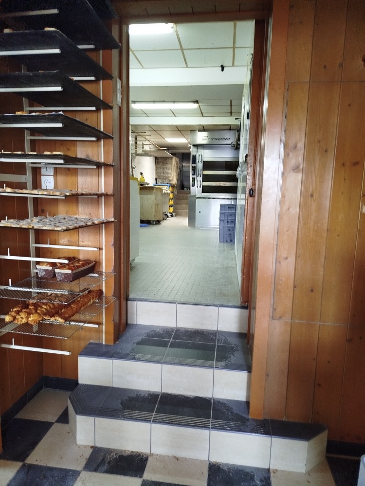 Suite à un départ en retraite, une belle entreprise familiale créée en 1963, recherche acquéreur. 
Situé à Sainte Gemmes d'Andigné (1500 habitants), sur l'axe Angers - Rennes (30 mn d'Angers, 1h00 de Nantes, 1h00 de Rennes)
Activité:
CA de 620K(dont 500K en magasin)
Production: 50% boulangerie, 40% pâtisserie, 10% chocolaterie.
Galette briochée unique dans la région et créateur du gâteau de la région" l'Anjou Bleu".(tradition et innovation)
Magasin d'angle + laboratoire neuf(2016)
Four Fringand (12 ans) + véhicule de livraison électrique.
Equipe autonome: 8 salariés + 2 apprentis
Fermeture le dimanche
Fresque et peintures, intérieur et extérieur, de Florent Maussion!