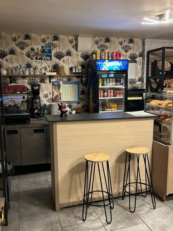 Dans le cadre magnifique de la commune de Bourdeilles (800 habitants), Boulangerie-pâtisserie à reprendre mi-septembre. Four à bois. L'ensemble du mobilier et du matériel est à vendre.
Location comprenant commerce au rez-de-chaussée et logement au premier étage.
Contact vendeur : 06 76 98 63 11