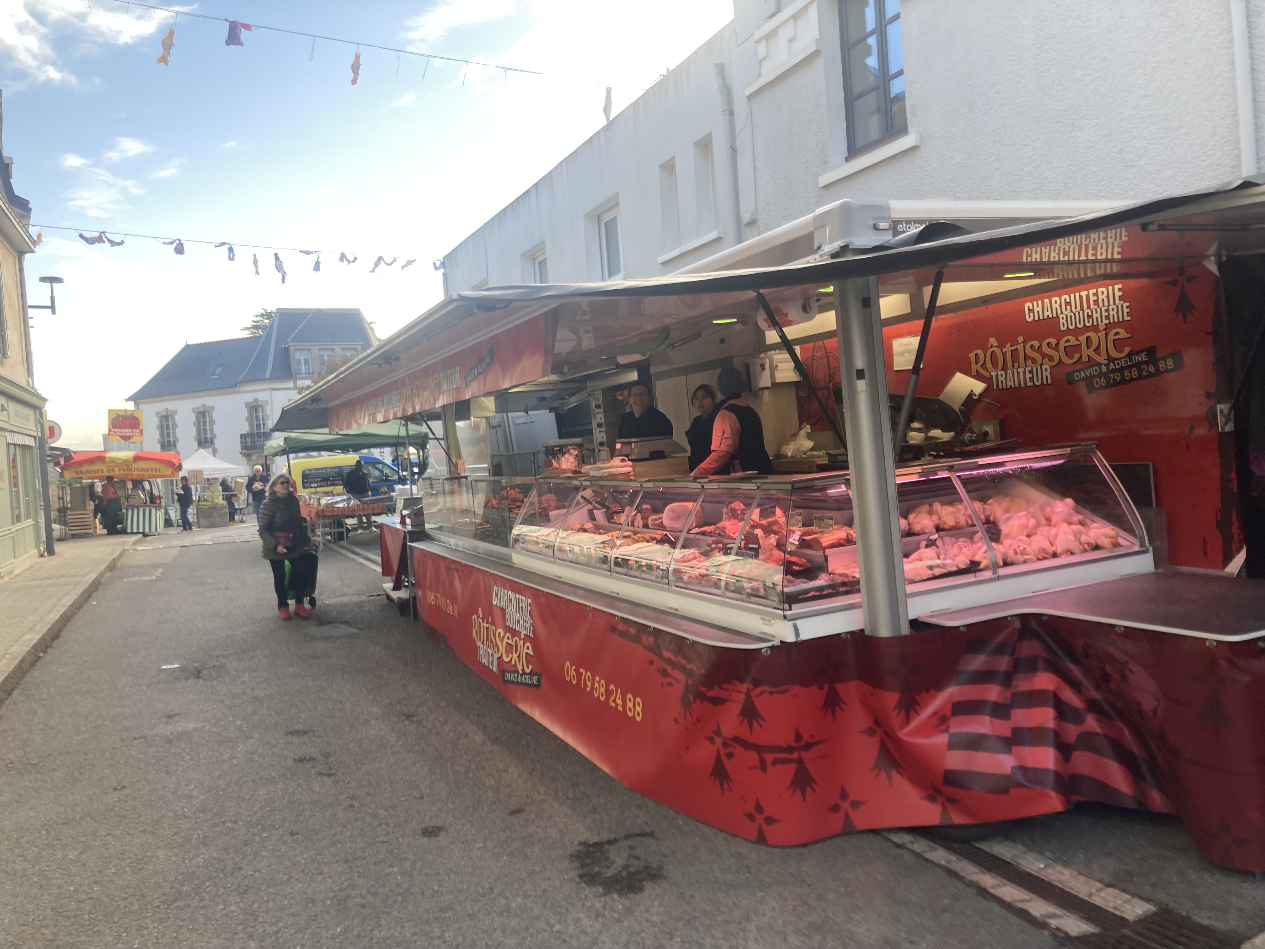 Vends places sur les marchés ,très bon chiffre d’affaires. Idéal pour un couple, clientèle régulière et très agréable à servir. Je vends également une magnifique remorque magasin tout équipé prête à travailler