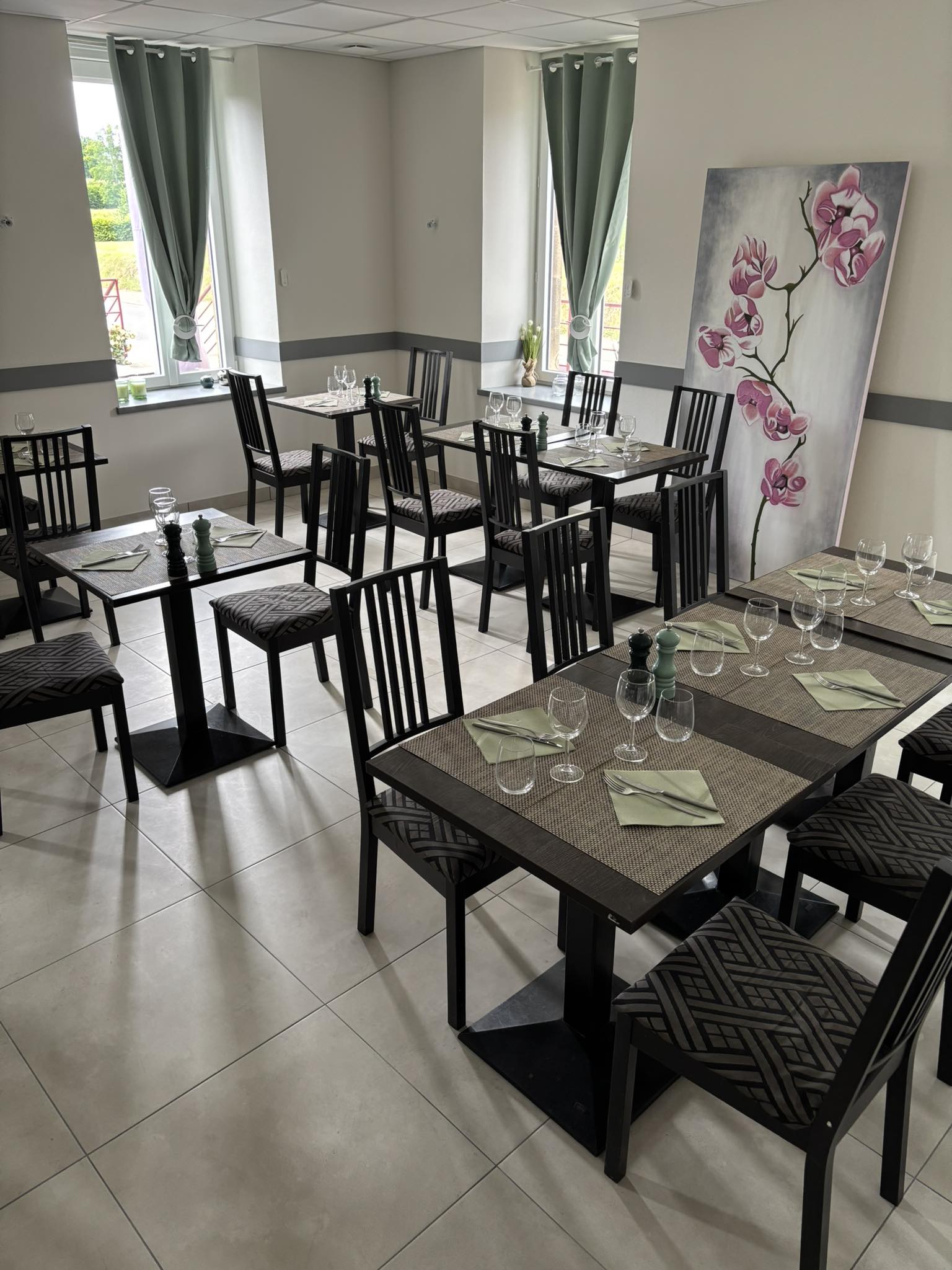 La commune de Saint-Sornin (03240) recherche des repreneurs pour son bar-restaurant. L’établissement connaît une bonne réputation et bénéficie du Label Tables & Auberges de France. 

Il comprend 
-	En rez-de-chaussée : un espace bar, une salle de restaurant climatisée donnant sur une terrasse en bois avec vue sur le bocage, une cuisine équipée.
-	A l’étage : un logement pour les gérants.
L’ensemble a été entièrement remis à neuf en 2025. Un parking attenant facilite le stationnement des clients.

Conditions d’installation :
Loyer mensuel : 400€ comprend le local professionnel et le logement situé à l’étage, la licence IV (propriétés de la commune de Saint-Sornin)
Fonds de commerce à reprendre auprès des gérants actuels : 28 000 €

Vous êtes un professionnel de la restauration et cette opportunité vous intéresse ? 
Contactez le Lieu Unique d’Accueil de la Communauté de Communes du Bocage Bourbonnais pour candidater : e.prevault@ccbb.fr / 07 64 35 62 34