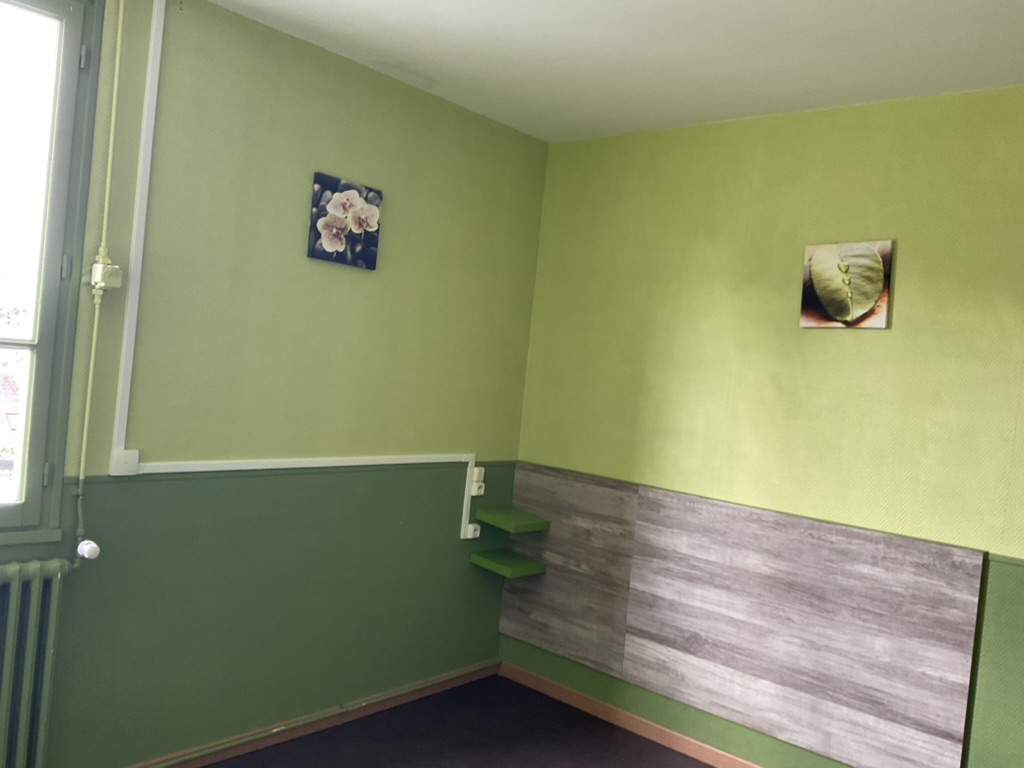 A VENDRE OU A LOUER Hôtel-restaurant en plein coeur d'une commune de 2000 habitants ; vide depuis bientôt 4 ans (environ 330 m2)
Travaux a prévoir
12 CHAMBRE ET 2 grandes salles de restaurant + 1 bar (licence à racheter)
Conviendrait en restauration traditionnelle ou semi gastro le we et une option ouvrier la semaine
Réel potentiel et vrai demande.... 
Prix 233 000€ ou 1390€ à louer