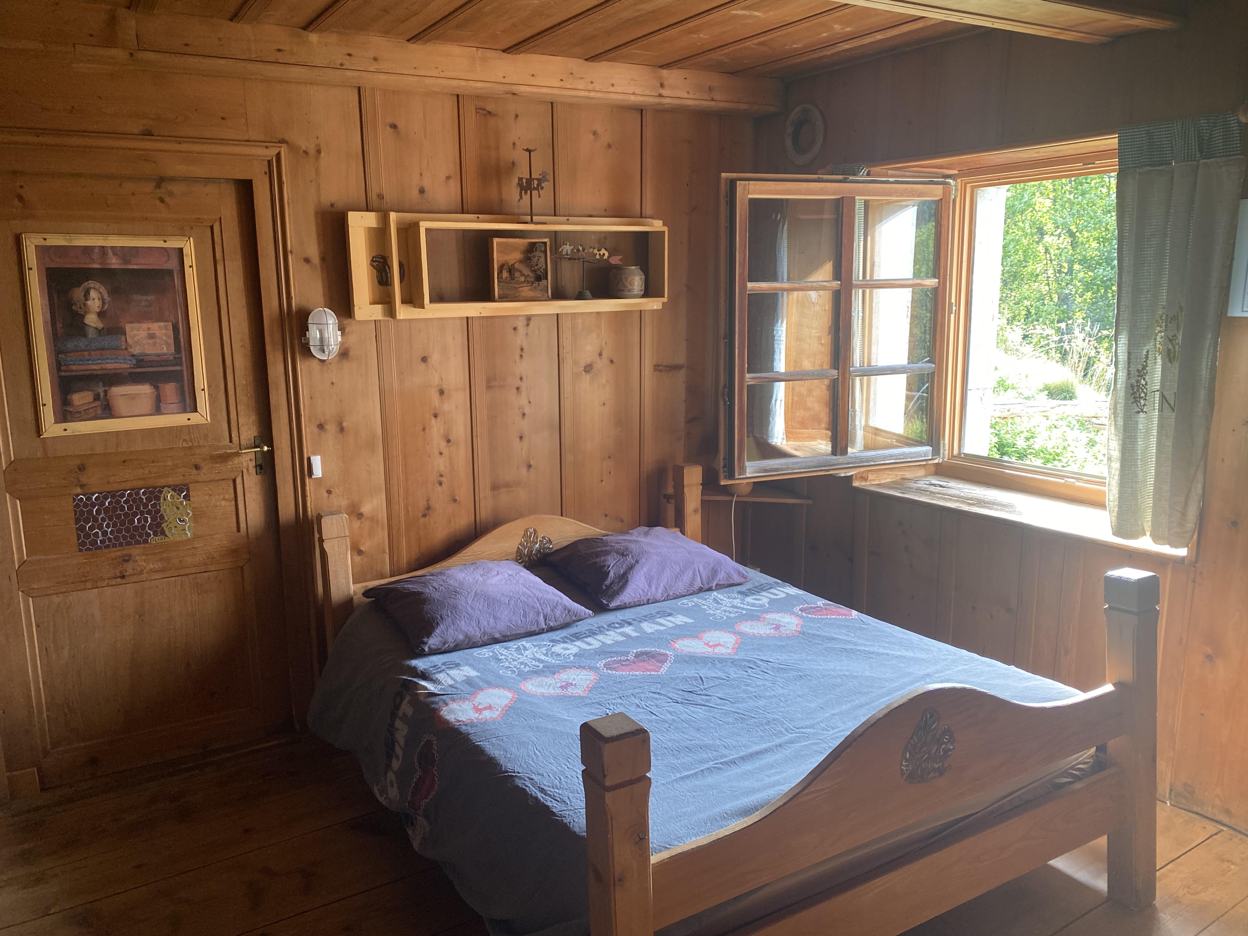 À VENDRE – Fonds de commerce Auberge / Maison d’hôtes – Haut-Doubs, proche frontière suisse

Située dans le département du Doubs, à proximité immédiate de la frontière suisse, cette authentique ferme comtoise du XVIIIᵉ siècle accueille depuis 1989 une activité d’auberge et de maison d’hôtes exploitée par les mêmes propriétaires. Entièrement aménagée et entretenue, la bâtisse bénéficie d’un emplacement privilégié à 1 150 mètres d’altitude, au cœur d’un environnement naturel très recherché.

Idéalement située sur les tracés du GR5, de la GTJ VTT et de la GTJ ski, l’établissement accueille tout au long de l’année une clientèle variée : familles, individuels et groupes, avec une activité organisée principalement en formule demi-pension et pension complète.

La maison peut recevoir jusqu’à 28 personnes réparties en plusieurs chambres confortables avec salles de bain et WC privatifs, ainsi que 2 mini-dortoirs.

Entièrement recouverte de tavaillons, cette bâtisse de caractère dispose de nombreux équipements et espaces complémentaires :

cuisine professionnelle équipée

sauna

cave en pierre

authentique tuyé (cheminée traditionnelle du Haut-Doubs)

chaudière automatique à granulés

espace location de skis et raquettes

parking privé 

grand jardin pouvant être aménagé en terrasse

grand appartement indépendant pouvant servir de logement aux exploitants

Potentiel de développement :
Compte tenu de sa configuration et de ses volumes, l’établissement pourrait être facilement réaménagé pour développer une activité de restauration.

Informations commerciales :

Bail commercial 3/6/9 en cours, renouvelé le 10 janvier 2026

Contrôle triennal de sécurité à jour

Loyer mensuel : 1 545 €

Prix du fonds de commerce : 80 000 €

Une opportunité rare pour un projet de vie et d’exploitation touristique dans un secteur dynamique été comme hiver, au cœur du massif jurassien.