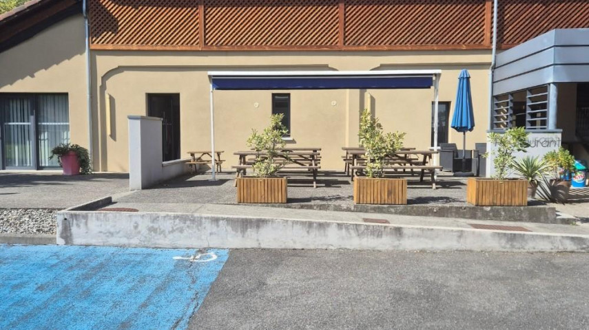 La mairie de Cantaous, charmant village des Hautes-Pyrénées situé sur le plateau de Lannemezan à 1h30 de l'Océan, à 2h00 de la Méditerranée et à moins d'1 h des stations de ski, recherche un gérant pour exploiter le restaurant communal, suite au départ de l'exploitant actuel.
Ce restaurant assure aussi la cantine scolaire pour le bonheur des 40 enfants de notre école publique.
L'établissement a été entièrement rénové et dispose de tout le matériel pour la restauration et bar (licence IV) 
Contact Mr Fetis Jean Claude, Maire
0785850734