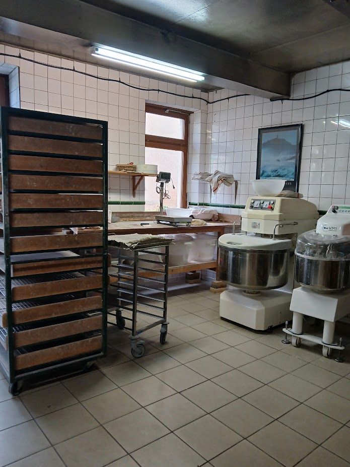 Nous tenons une boulangerie et épicerie biologique depuis plus de vingt ans dans un charmant petit village du sud-ouest où nous avons fidélisé une clientèle qui ne cesse de grandir.
Afin de prendre notre retraite, nous souhaiterions transmettre notre savoir-faire pour que notre boutique poursuive son chemin tout en gardant la même éthique.
Il s'agit d'un magasin attenant au fournil avec son four à bois d'une superficie totale d'environ 100m2.
A l'étage, un vaste appartement cossu et confortable entièrement rénové sur 2 étages.