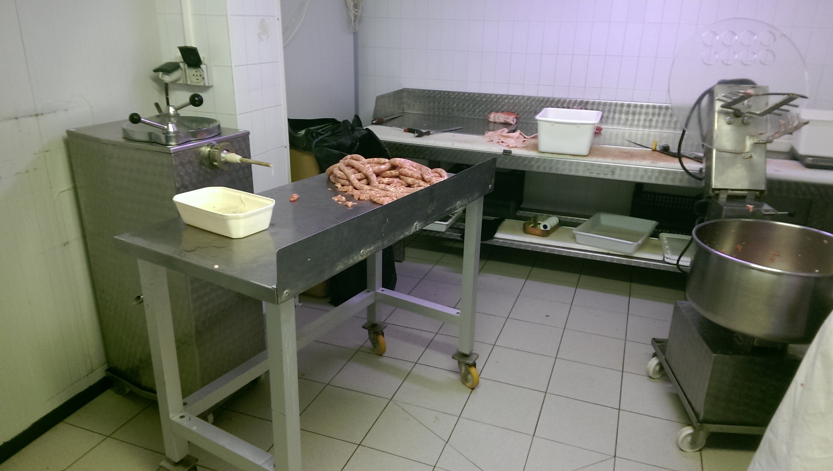 A la suite du au départ du précédent exploitant pour convenance personnelle la municipalité du Bleymard souhaite réinstaller une activité de boucherie-charcuterie dans un local au Bleymard-Mont Lozère. Situé au cœur d'un village dynamique bénéficiant d'une clientèle locale et touristique, ce commerce représente une opportunité rare pour un artisan souhaitant créer son fonds de commerce dans un territoire où le besoin est clairement identifié. 
Le Bleymard bénéficie d’une forte identité rurale et montagnarde, propice à l’implantation d’une boucherie artisanale. Le territoire est reconnu pour la qualité de ses élevages et de ses produits de terroir, notamment les viandes locales, salaisons et charcuteries. L’attachement des habitants aux circuits courts, conjugué à la fréquentation touristique du Mont Lozère, constitue un atout pour le développement d’une offre de qualité valorisant les producteurs locaux.
Le local comprend un magasin d'environ 25 m² et un atelier de préparation d'environ 10 m². 
Aucuns travaux ne sont à prévoir. Le local est proposé sans matériel, permettant au futur exploitant d'aménager son outil de travail selon ses besoins. Disponibilité immédiate.
Condition location : Bail 3-6-9 -300€/mois - Possibilité de mise à disposition d’un logement communal.