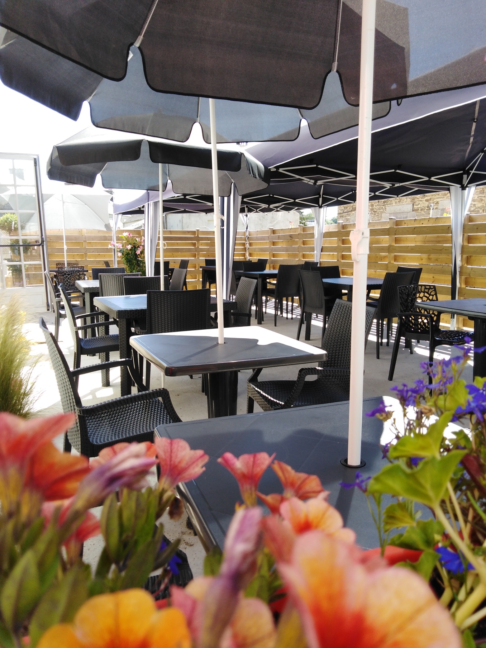 A 20 minutes des plages de sable blanc du Nord Finistère, sur la départementale D30 et dans une magnifique auberge du 16ème siècle, un bar restaurant !
L'Hermine, restaurant renommé, est accolée à l'enclos paroissial, bientôt dans le patrimoine de L'UNESCO.
Joëlle la gérante, fait valoir ses droits à la retraite et vends son fond de commerce.
Un bar, 1 petite salle de 30 couverts, une grande salle de 60 couverts et à l'extérieur une très jolie et agréable terrasse plein sud pouvant accueillir 40 couverts supplémentaires.
Un très gros potentiel d'évolution car le restaurant est ouvert du lundi au vendredi de 7h à 15h.
Un logement neuf à l'étage pouvant servir de logement de fonction avec 3 chambres salle salon SDB WC. Les murs appartiennent à la mairie du village de 1720 habitants. Loyer commercial 750€ + loyer appartement 360€.
Chiffre d'affaire 190 000HT .  1 salarié .
Prix demandé 135 000€