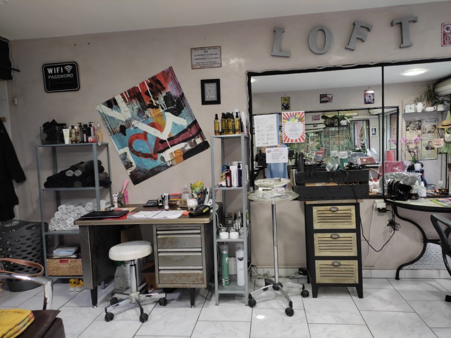 Au village salon de coiffure existant depuis plus de 10 ans , bon emplacement avec stationnement , clientèle fidèle , en parfait état vendu cause mutation familiale