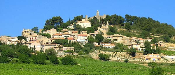 Le village de Rasteau situé dans le département du Vaucluse recherche un couple de boulanger pour reprendre ce commerce. 
Le boulanger devra être titulaire du CAP pour fabriquer du pain artisanal de qualité, de la viennoiserie et pâtisserie.
Tout le matériel est en place pour fabriquer le pain, la viennoiserie et la pâtisserie. 
Le potentiel de développement est très intéressant, il a été étudié par une personne du métier qui vous proposera un accompagnement afin de faire aboutir le projet.   
Tous les types de commerce sont présents sur la commune.
Possibilité de logement au-dessus de la boulangerie. 
Toutes les candidatures seront étudiées et une réponse sera faite à toutes les demandes. Un premier contact téléphonique sera nécessaire au 0680118231   
Nous acceptons les reconversions professionnelles qui ont un projet sérieux.
Par la suite les candidats devront faire parvenir par mail une lettre de motivation et leurs coordonnées à l’adresse que nous lui indiquerons.
Prix de vente 70 000€, nous étudierons toutes les propositions en tenant compte des capacités du repreneur.