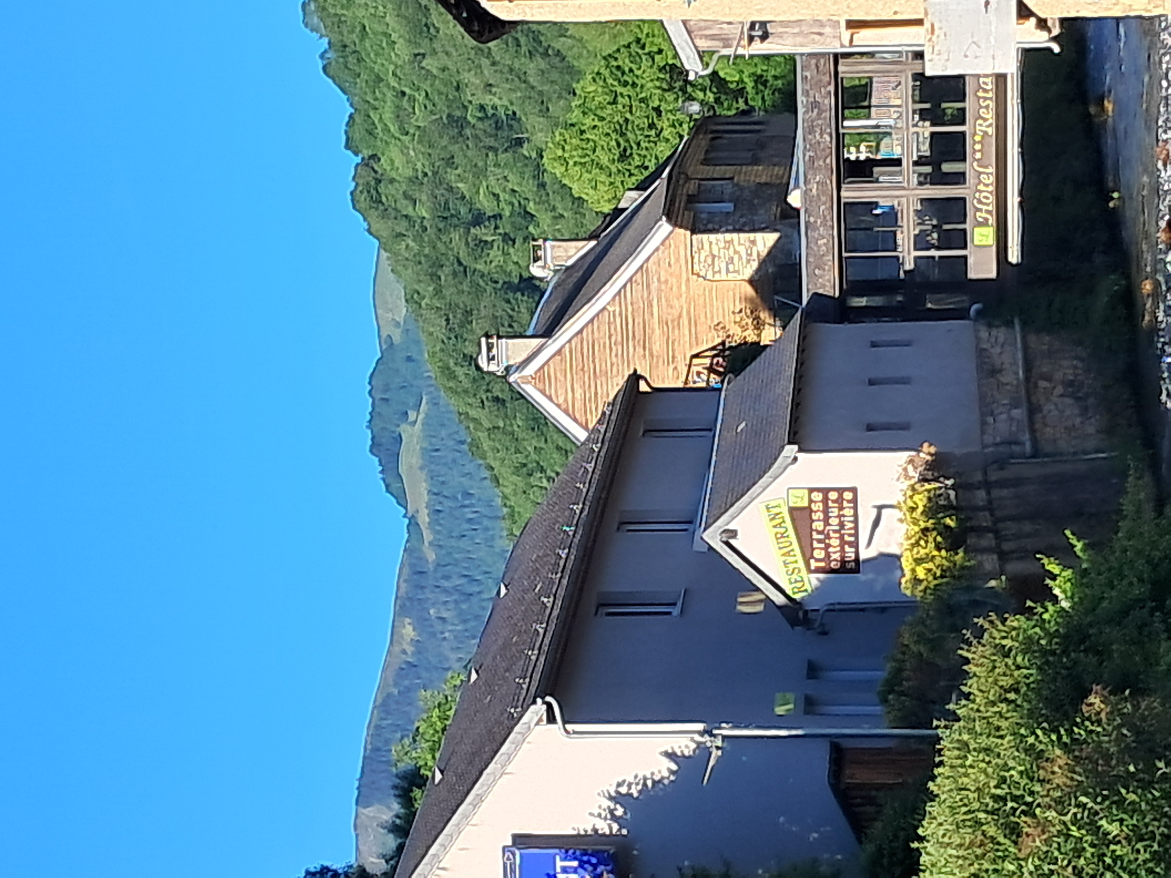 👍 Opportunité Rare, une belle affaire
MURS 500 M2+ FOND DE COMMERCE
Hôtel Restaurant Bar Licence IV Tabac
👍Le Top ! Aucun travaux a prévoir...on laisse tout aux futurs acquéreurs (matériel, vaisselle, linge...👍) vous posez vos valises et vous travaillez directement ! 👍
Exploité depuis 30 ans en couple, (on a un autre projet de vie )🌞
● Hôtel 8 chambres (actuellement 3 étoiles) avec sdb...impeccables !
● 1 salle pour les petits déjeuners ou autre réunion....(possibilité 25 couverts)
●Restaurant salle de 35 couverts + terrasse ombragée avec store pour l été (45 couverts) vue sur la rivière.
● Cuisine (grande fonctionnelle matériel (four neuf, LV, hotte, 2 armoires positives...tt est en inox...matériel bien entretenu) 
● Bar de village avec linéaire tabac et produits du terroir. (Terrasse de 16 places avec stores).
● 2 réserves et une belle buanderie (terrasse et jardin fonctionnel)
👍Tout est prêt pour travailler dessuite, on vous laisse tout (du gros au petit materiel du linge d hôtel aux nappes du resto ....) 👍
🫵 tout est fonctionnel, propre et impeccablement bien tenu !👍
🫵🫵🫵LES + :🫵🫵🫵
●BONNE RÉPUTATION .... bons avis !
●Possibilité de se loger sur place 
●Cadre exceptionnel au coeur d'un agréable village au bord de la rivière dans une vallée réputée pour son col,
Sur le parcours des chemins de Saint Jacques, des randonnées, des cyclistes et motards....
●Fort potentiel de développement 
●Pas de salariés ni de contrat fournisseurs.
●Entreprise linéaire dans son chiffre et ses charges.
●La CCI de l Ariege peut vs aider a monter le dossier pour l achat le financement et autres ainsi que notre expert comptable !
● Pour les familles ...maternelle et primaire avec cantine a 5 kms, collège et lycée 25 kms....ramassage scolaire a 500 mètres de l auberge.👍
●Tous commerces a 13kms et 25 kms.
N'hésitez pas tout est prêt pour vous assurer un bon chiffre d affaire.🌞