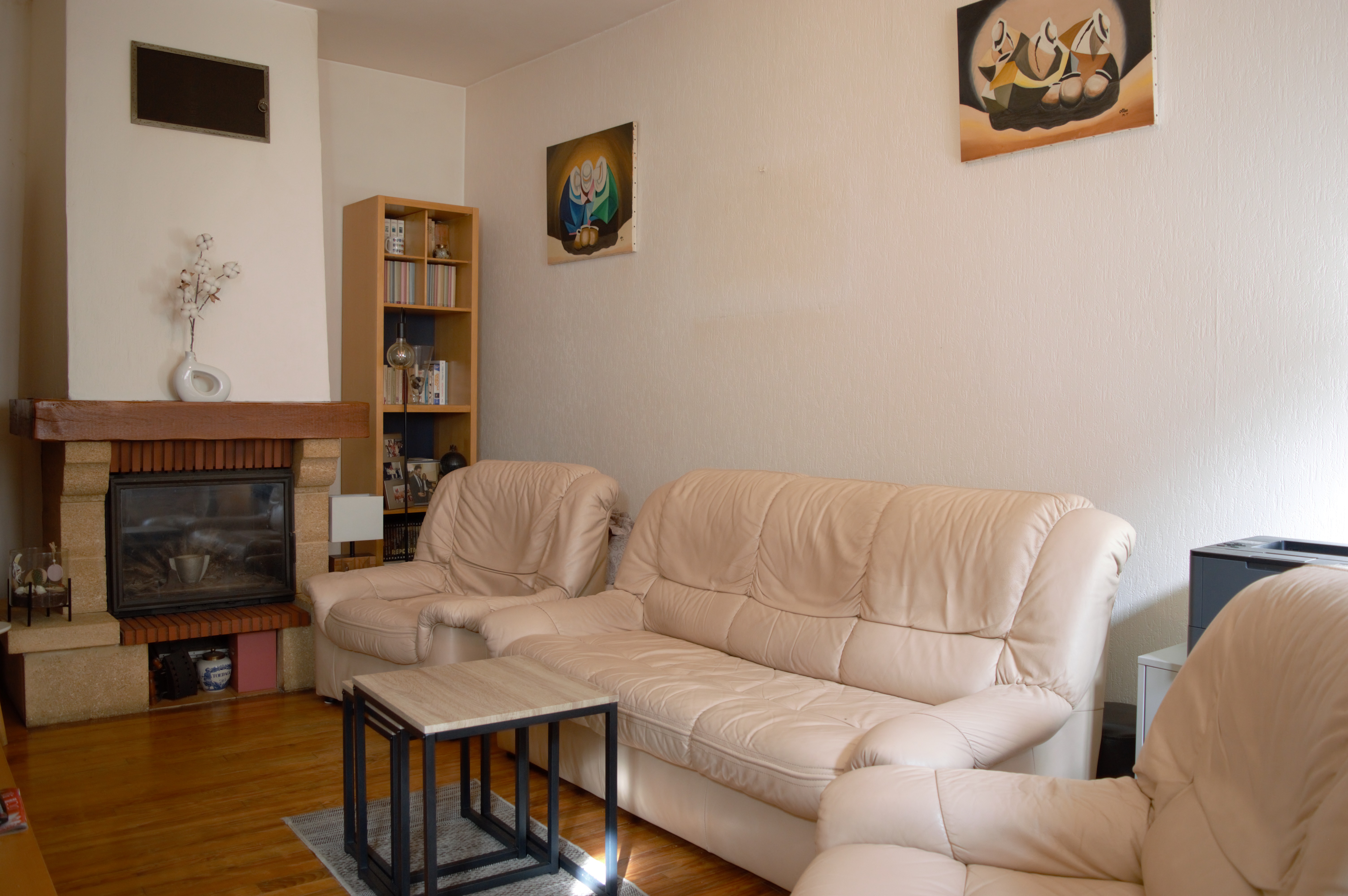 ARREAU - ENSEMBLE COMMERCE / MAISON D’HABITATION d’une superficie totale de 161,53m2 comprenant local commercial, fonds de commerce et appartement d’habitation. Situé dans la principale rue commerçante du village et bénéficiant d’une fréquentation touristique estivale comme hivernale puisque le village se trouve à proximité de quatre stations de ski, le bien se compose :

1. d’un local commercial de plain-pied de 47,32m2 et ses annexes. Le local est distribué en deux parties et possède trois grandes vitrines et deux portes d’accès sur la rue. Ce local permet l’exploitation d’un fonds de commerce de vente tabac, loto, presse, jouets et souvenirs. Le commerce dispose d’un surcroit d’activité en période de vacances mais aussi d’une clientèle locale et fidèle toute l’année. L’activité  est pérennisée depuis 40 ans.

2. d’un appartement à l’étage réparti sur deux niveaux d’une surface au sol de 96,99m2;  composé d’un séjour-cuisine ouverte, salon avec insert, salle de bains/wc et de trois chambres sous combles. En excluant les parties mansardées, la surface de plancher est de 65,74m2. Chauffage par convecteurs électriques et eau chaude cumulus.

Le prix s’applique à l’ensemble commerce / habitation hors stocks.