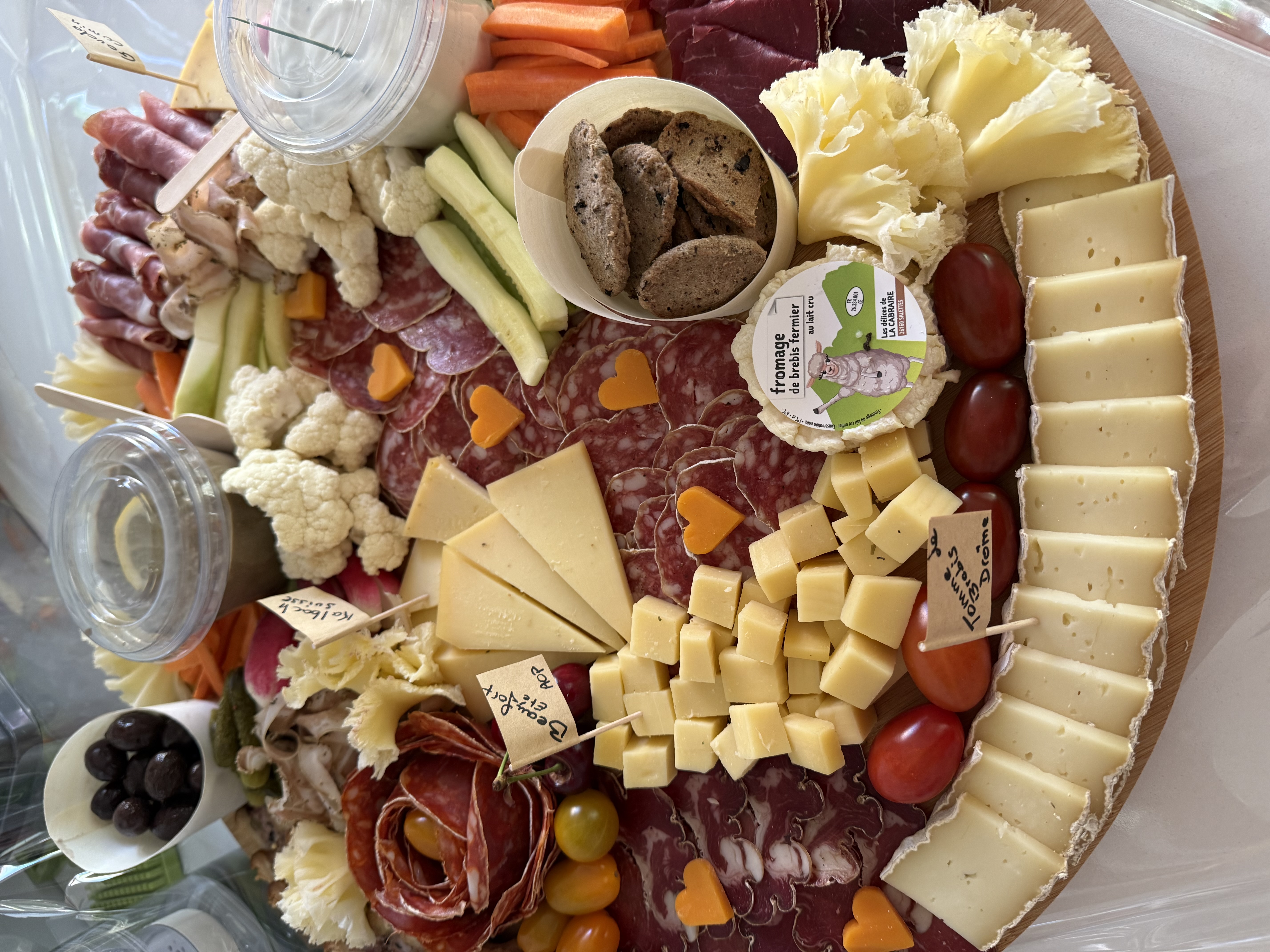 Bonjour,
Je vends mon épicerie fine en Drôme Provençale avec principalement des produits locaux  de producteurs. Fruits, légumes , fromages , charcuteries, biscuits , confitures, vins , olives et huile d' olive....
Le magasin fait environ 46m2 il y a une réserve un bureau , un wc et une grande chambre froide.
Je suis situé sur un axe principal de la ville face a la poste avec un parking gratuit toute l ' année.
Je fais sur commande aussi des planches apéritives, des plateaux de fromages, plateaux raclettes, salade de fruits ect...
Le magasin est vendu avec un Renault trafic H1L2 frigorifique en très bon état.
Fermé deux jours par semaine en hiver et ouvert 7/7 sauf le dimanche après midi en juillet et aout.
Affaire qui peut encore être développé.
Clientèle fidèle.
Je peux rester quelques temps pour accompagner les futurs repreneurs si ils le souhaitent.