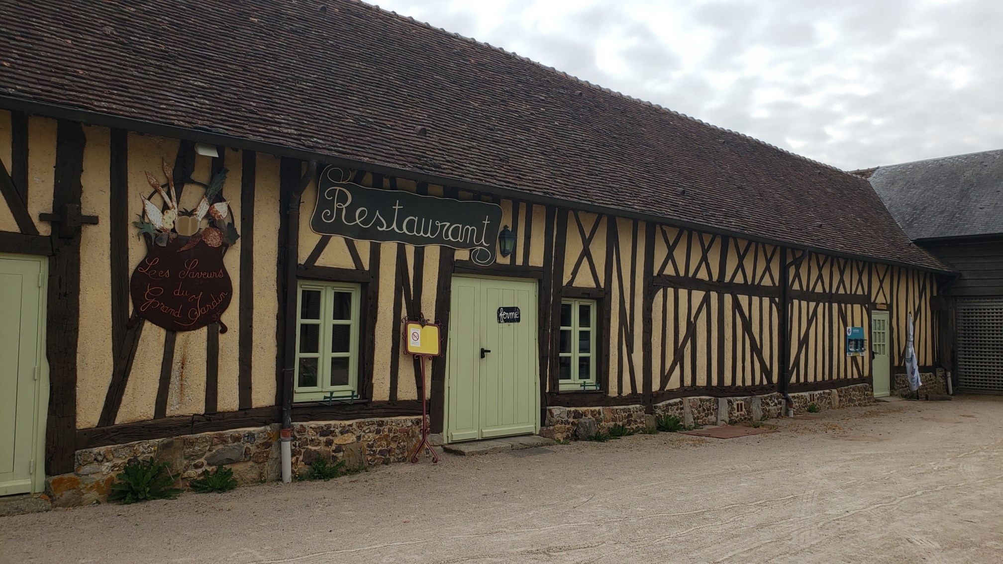 A louer bâtiment construction type Pays d'Auge à usage de restaurant traditionnel ou de crêperie, prêt à accueillir les visiteurs, clientèle à développer dans une petite cité de caractère. L'ensemble est situé sur une ancienne ferme cidricole devenue un site touristique avec un gîte, un écomusée , un verger conservatoire et une médiathèque.
La cuisine est toute équipée et les extérieurs sont entretenus par la collectivité.
Libre de suite.