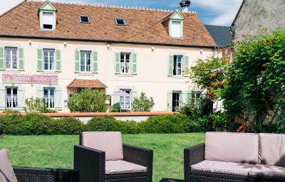 Les atouts :
situé en centre-bourg
établissement reconnu
grande capacité d'accueil
nombreuses possibilités
L’activité :

Ancien Hôtel-Restaurant : idéal pour créer une activité de chambres d'hôtes ou de gîtes ou pour une grande famille.

Opportunité unique pour un repreneur souhaitant redonner vie à ce lieu emblématique de la Creuse à rénover.

Fort potentiel pour relancer une activité de restauration (gastronomique, traditionnelle, atypique, etc.) et une activité d’hébergement.

Flux importants : voyageurs d’affaires et touristes.

Le local :

Bâtisse de 20 pièces de 540 m²

Au RDC :

- une spacieuse entrée pouvant accueillir une activité de bar,

- deux grandes salles de réception (une salle de 40 couverts et une autre de 30 couverts) idéales pour des séminaires, conférences et tables d'hôtes,

– un espace cuisine professionnel à rénover,

- WC avec accès PMR.

- différents petits espaces : bureau, cave, buanderie, chaufferie, vestiaires

À l'étage :

- 5 chambres avec salle d'eau et WC privés,

- 1 suite avec deux chambres, salle d'eau, WC séparés

- un espace bureau indépendant,

- un duplex privé de 140 m² comprenant une cuisine aménagée et équipée, un séjour, 2 salles d'eau, 2 WC et 3 chambres, dont 2 avec dressing.

Sous les toits :

Grenier avec une grande capacité de stockage.

En face de l’établissement :

- un petit terrain d'environ 350 m² avec terrasse (30 couverts maximum) à rafraichir, un garage et une dépendance (avec chambre froide).

L’environnement :

Nouzerines, commune de 255 habitants située au

nord-est de la Nouvelle-Aquitaine à la frontière de l'Indre, à 15 min de Boussac, 30 min de La Châtre, 1 heure de Montluçon et de Châteauroux.

Cette commune vivante dispose d'une école, de nombreux artisans, producteurs/éleveurs, une église romane inscrite à l’inventaire supplémentaire des Monuments historiques de 1963 et d'un lavoir rénové, ancien lieu de procession.

Nouzerines offre un cadre verdoyant à proximité de lieux touristiques: le Château de Boussac, les Pierres Jaumâtres, le lac de Sidiailles et de nombreux chemins de randonnée.

Informations pratiques :

Prix du bien net vendeurs : 205 000 €

L'activité a cessé en février 2024, laissant les locaux vides en attendant un nouveau projet.

Plus de photos sur demande

Aide(s) possible(s)
La municipalité est prête à accompagner les porteurs de projets sérieux dans leur installation (mise en relation, communication locale…).